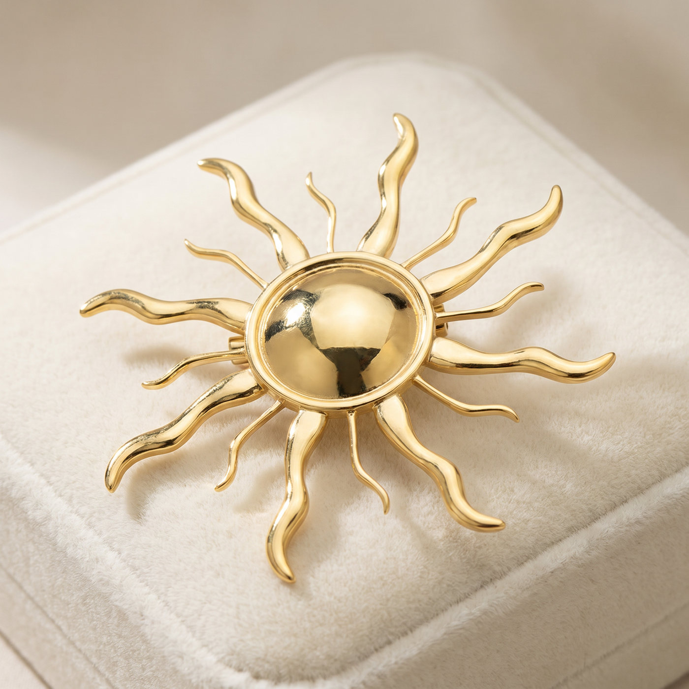 Broche Soleil en acier, bijou vintage Alyvoa présentée sur un coussin · Doré