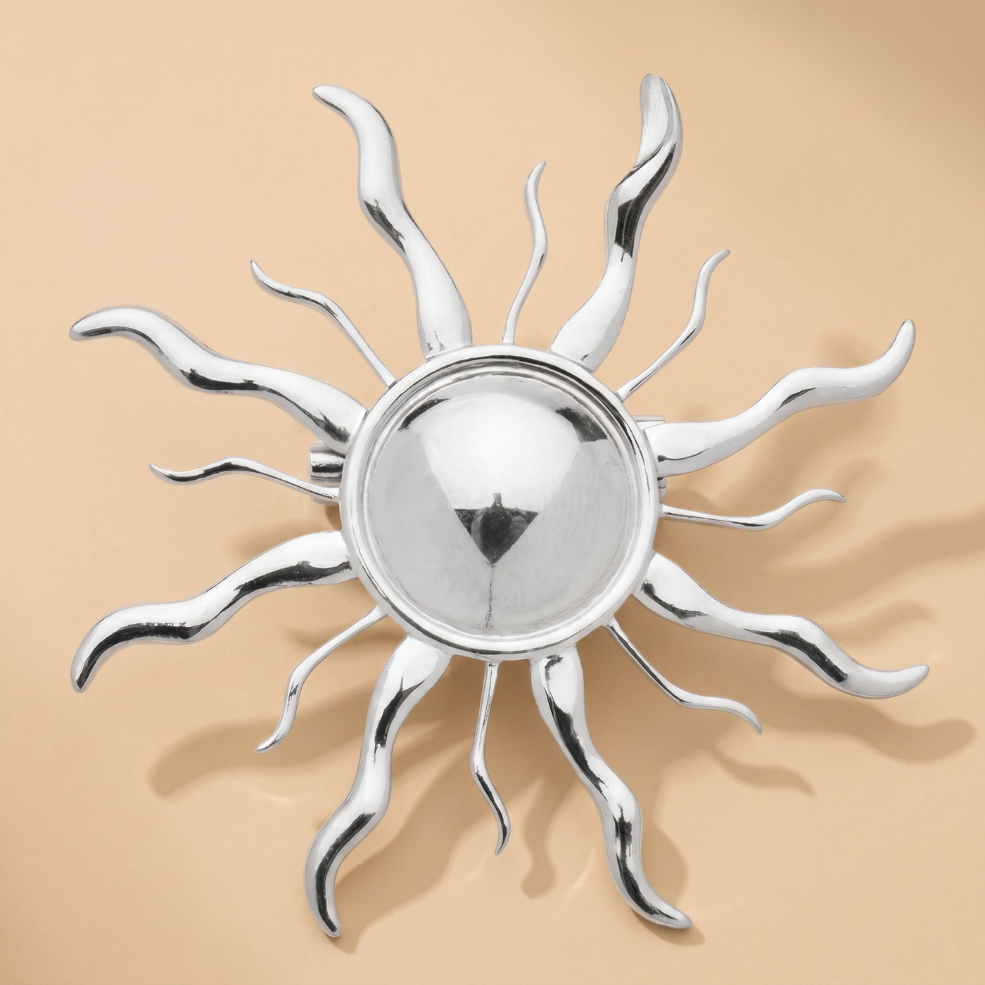 Broche Soleil en acier, bijou vintage Alyvoa portée sur un revers · Argenté
