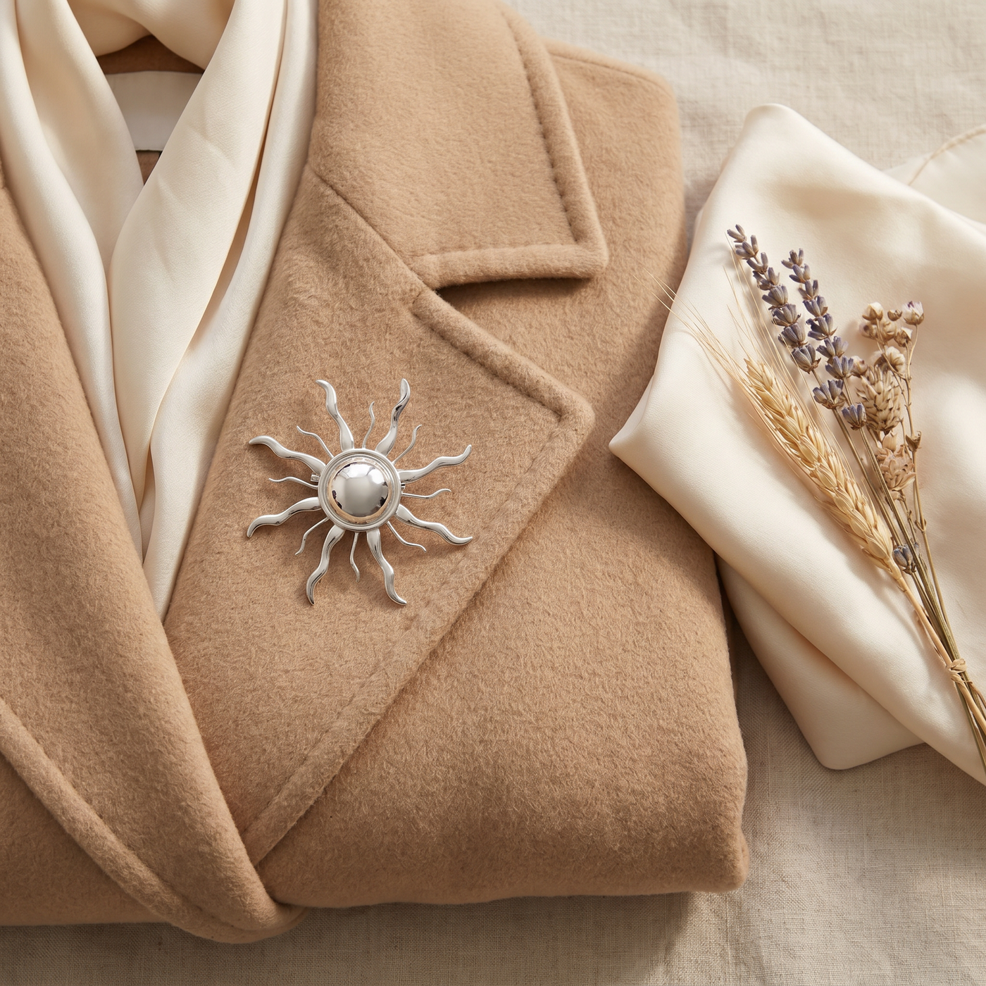 Broche Soleil en acier, bijou vintage Alyvoa en situation · Argenté