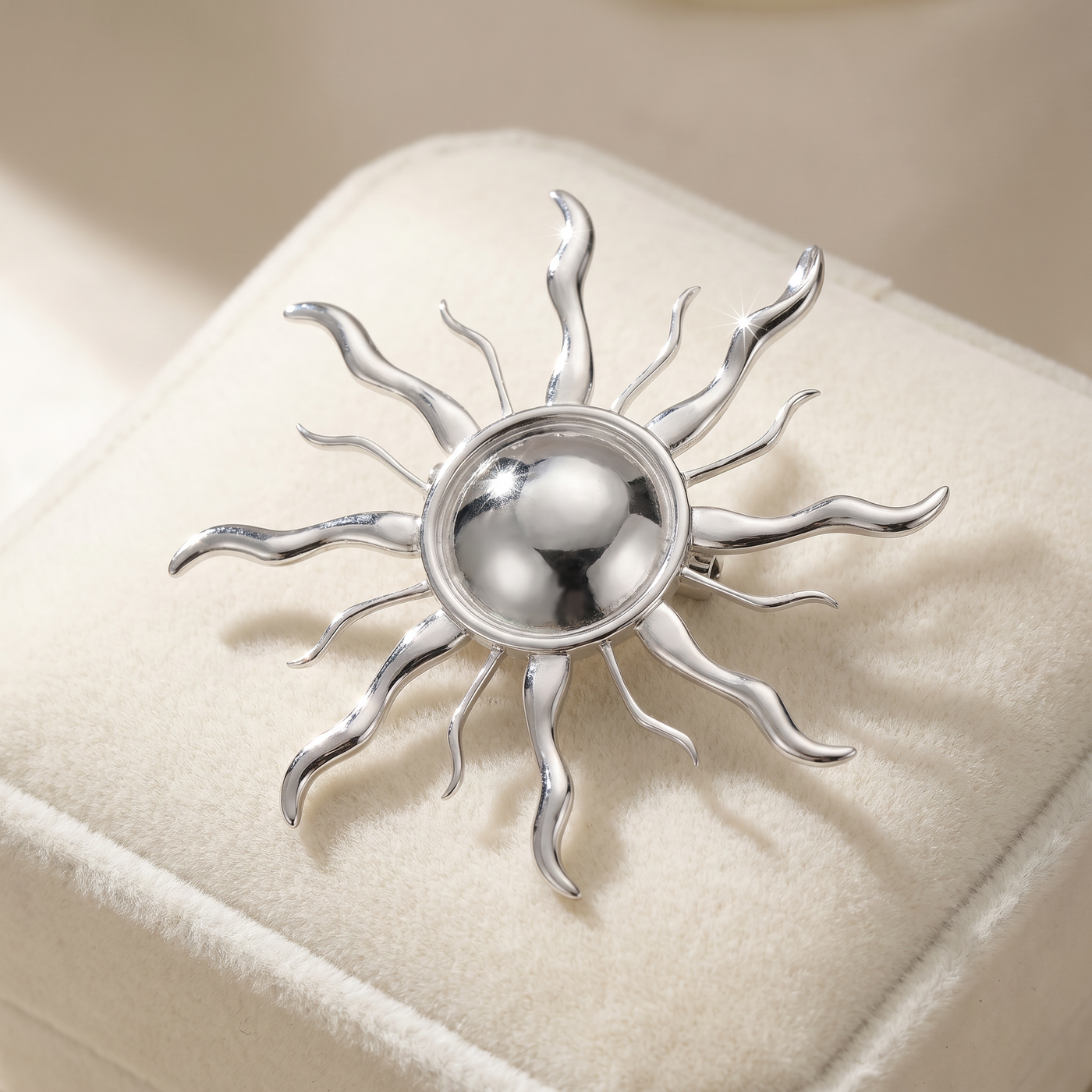 Broche Soleil en acier, bijou vintage Alyvoa vue en gros plan · Argenté