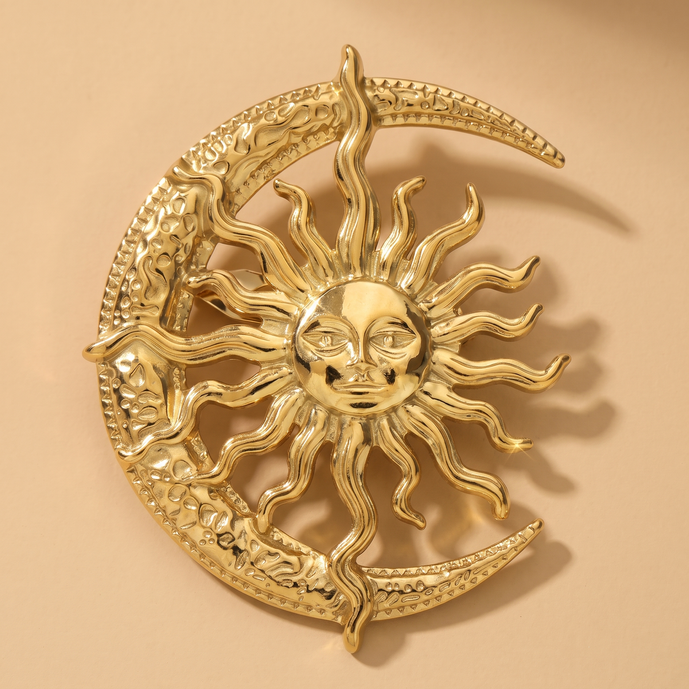 Broche Soleil & Lune en acier, bijou vintage Alyvoa présentée sur un coussin · Doré