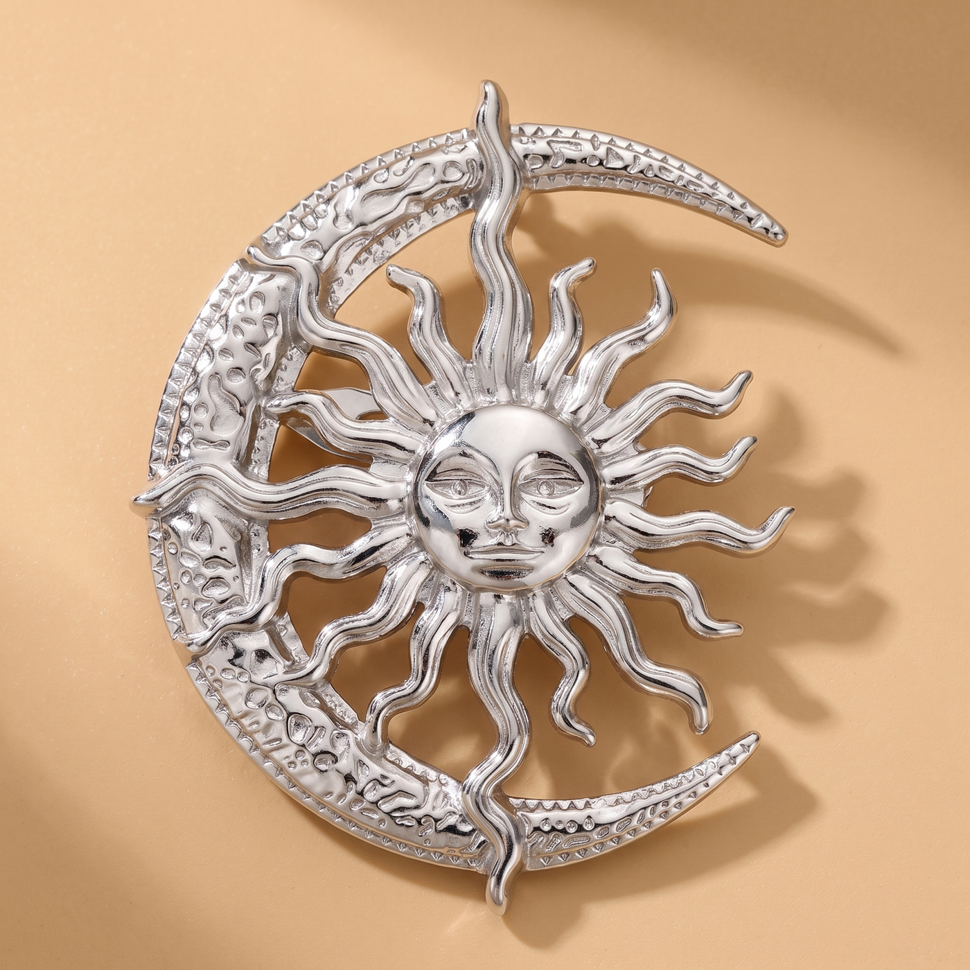 Broche Soleil & Lune en acier, bijou vintage Alyvoa portée sur un revers · Argenté