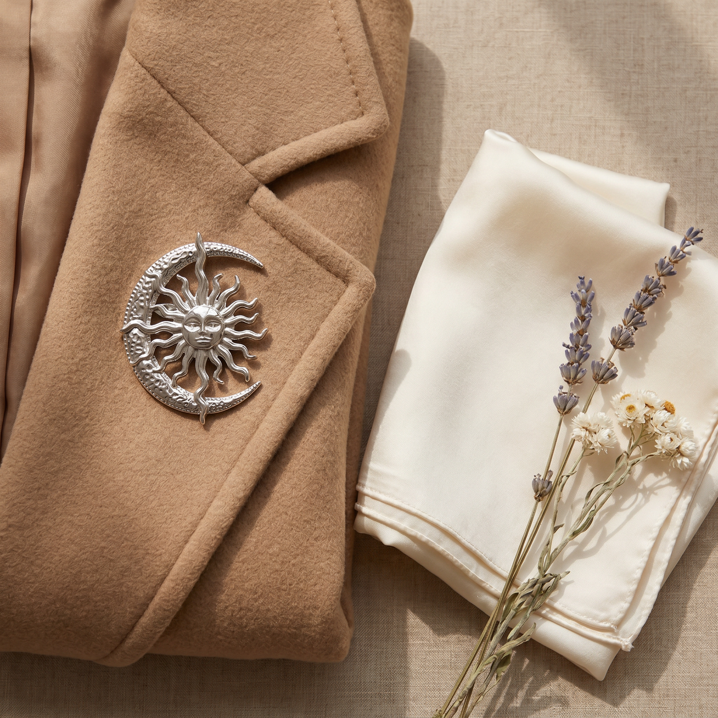 Broche Soleil & Lune en acier, bijou vintage Alyvoa en situation · Argenté