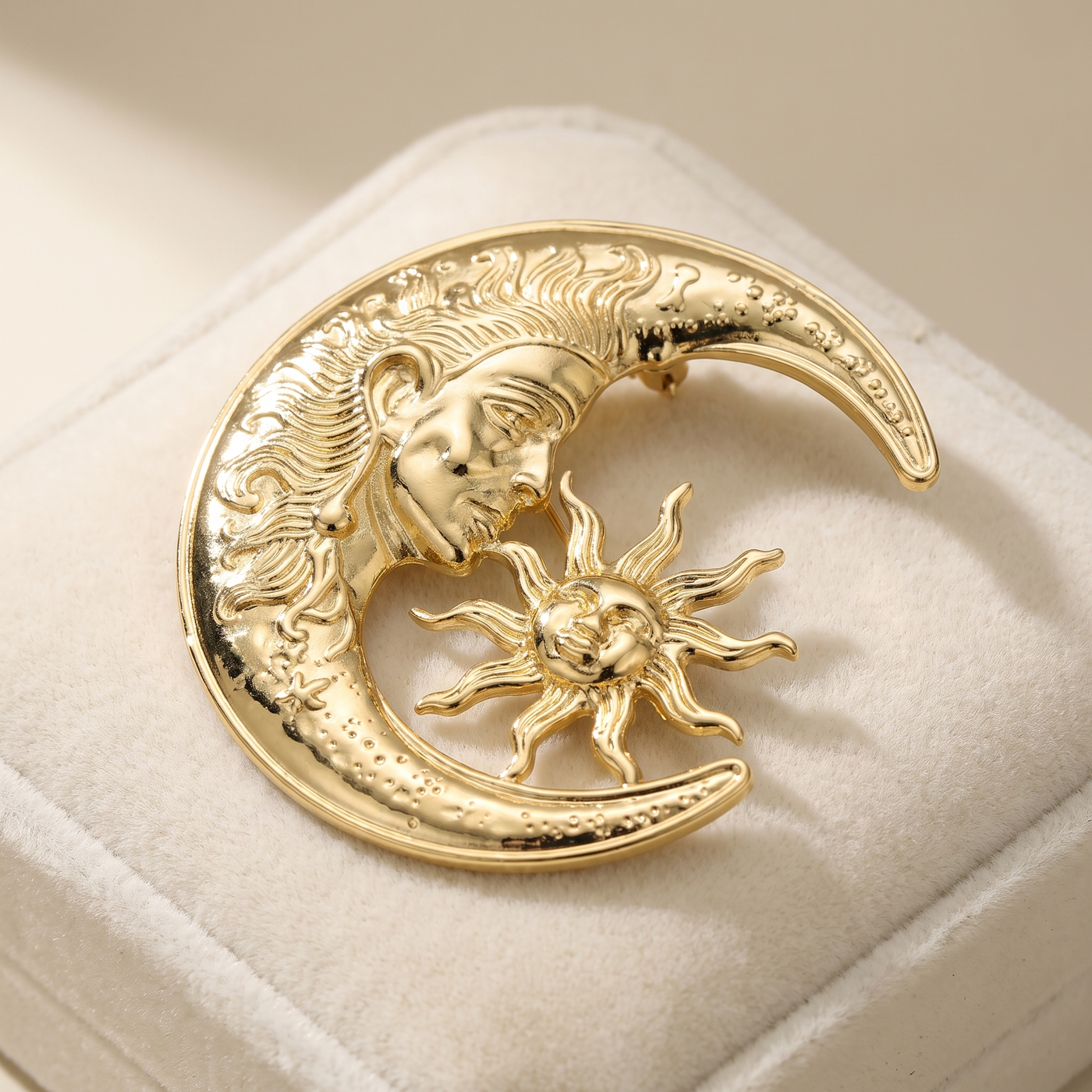 Broche Soleil & Lune en acier, bijou vintage Alyvoa présentée sur un coussin · Doré