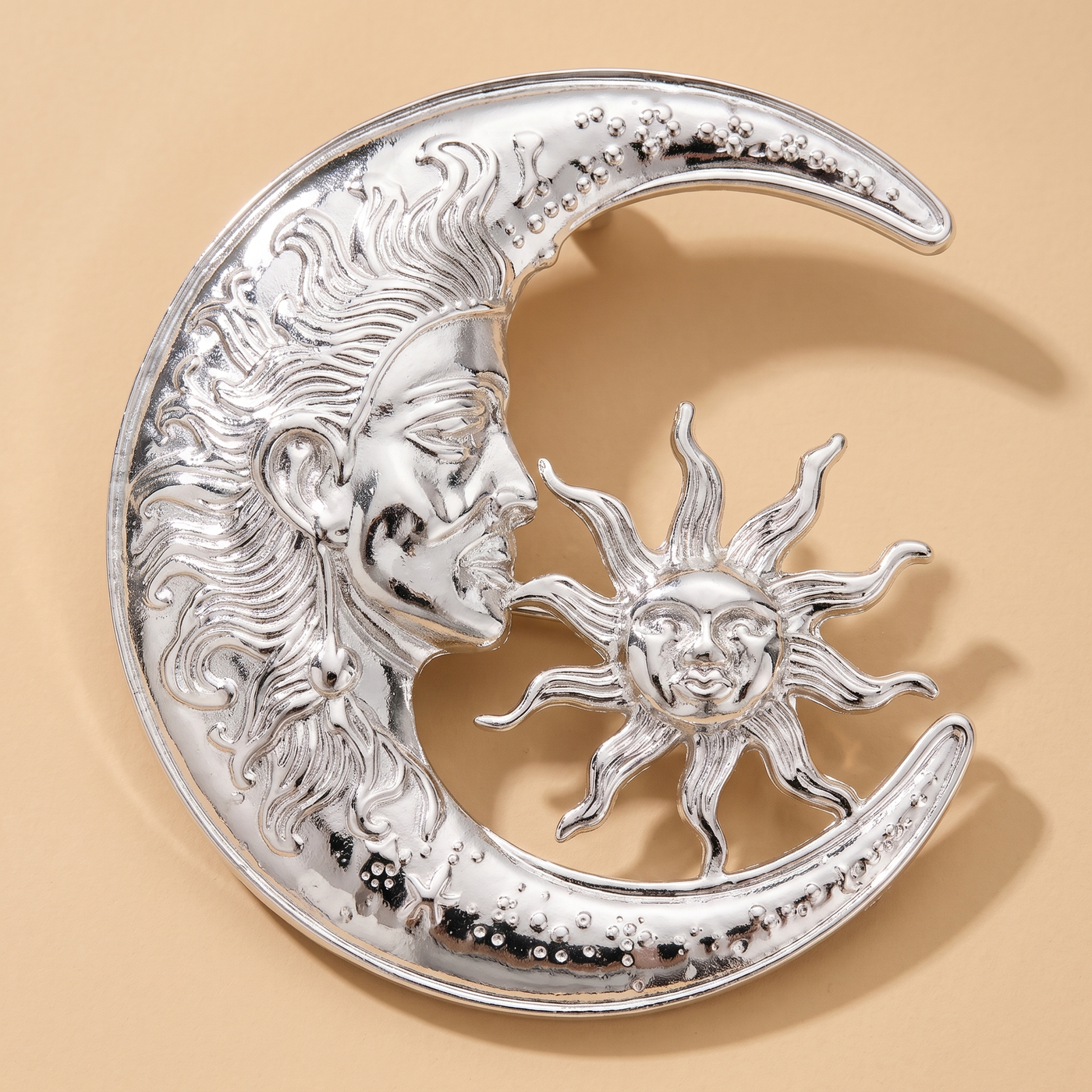 Broche Soleil & Lune en acier, bijou vintage Alyvoa portée sur un revers · Argenté