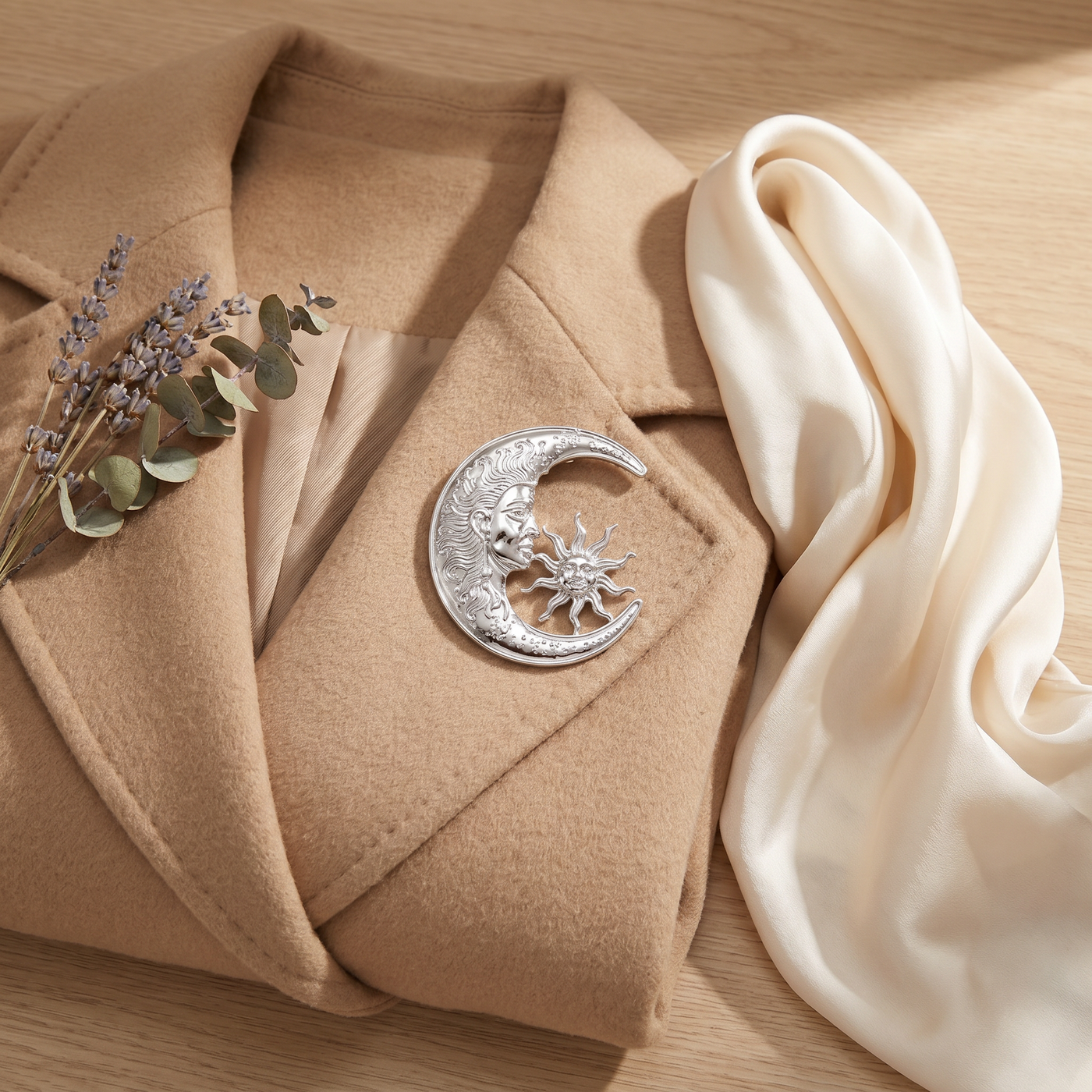 Broche Soleil & Lune en acier, bijou vintage Alyvoa en situation · Argenté