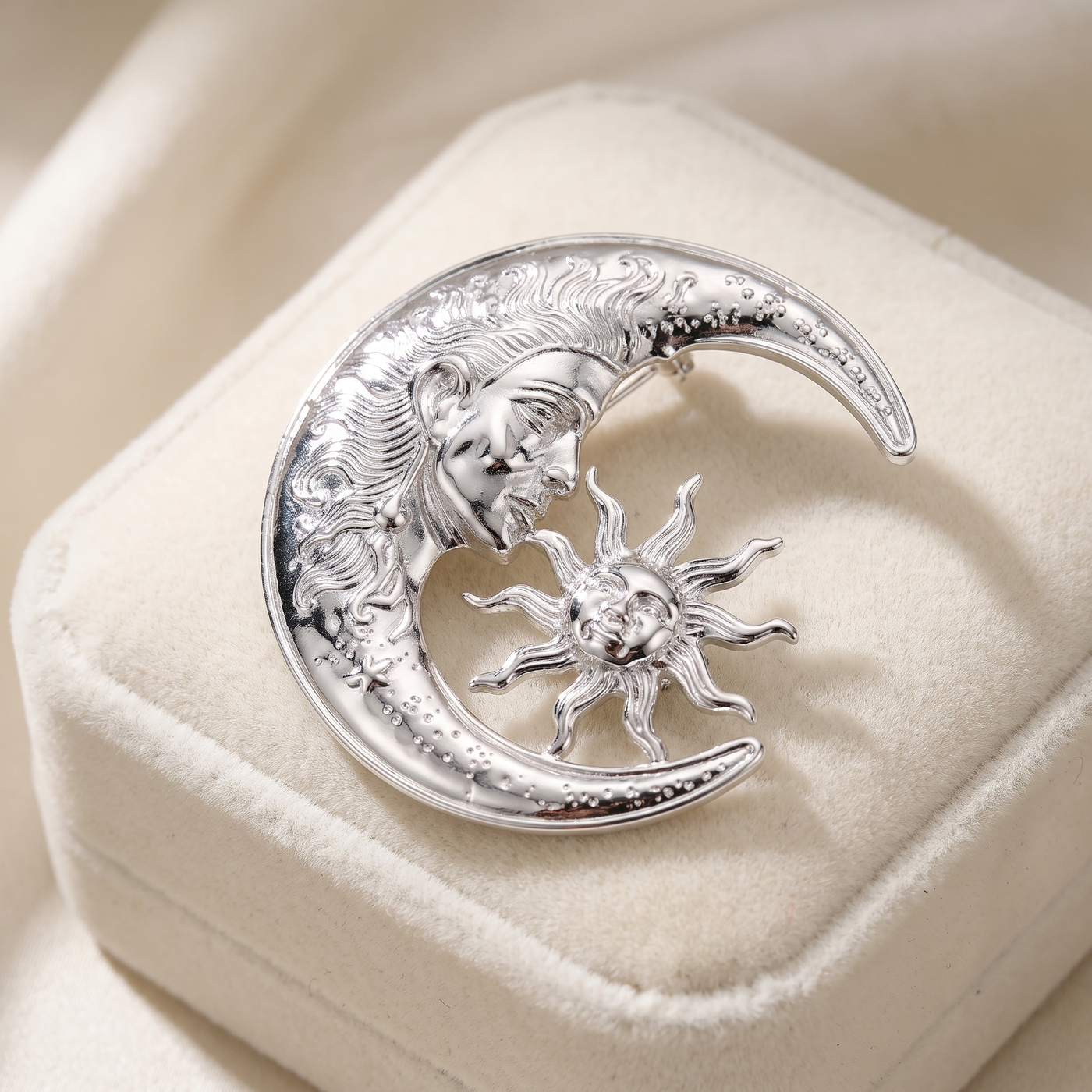 Broche Soleil & Lune en acier, bijou vintage Alyvoa vue en gros plan · Argenté