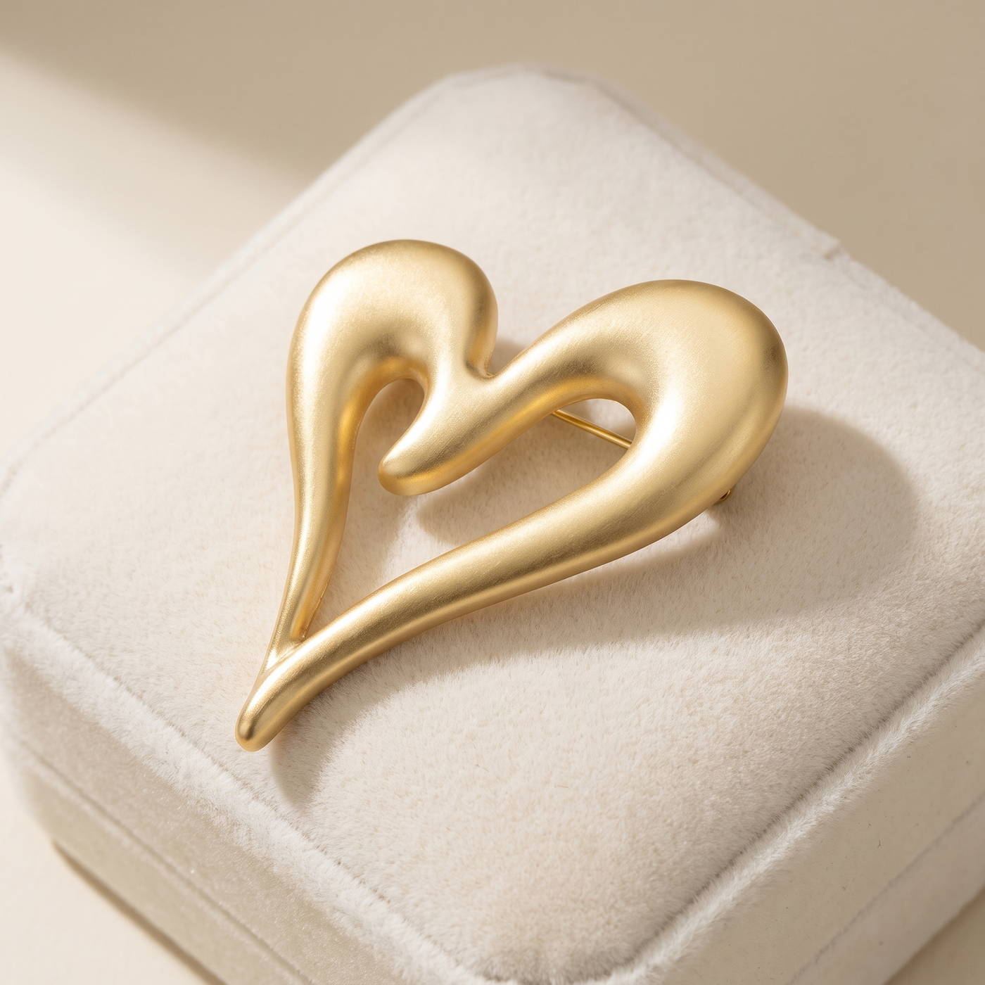 Broche Cœur, bijou fantaisie vintage Alyvoa · Doré émaillé