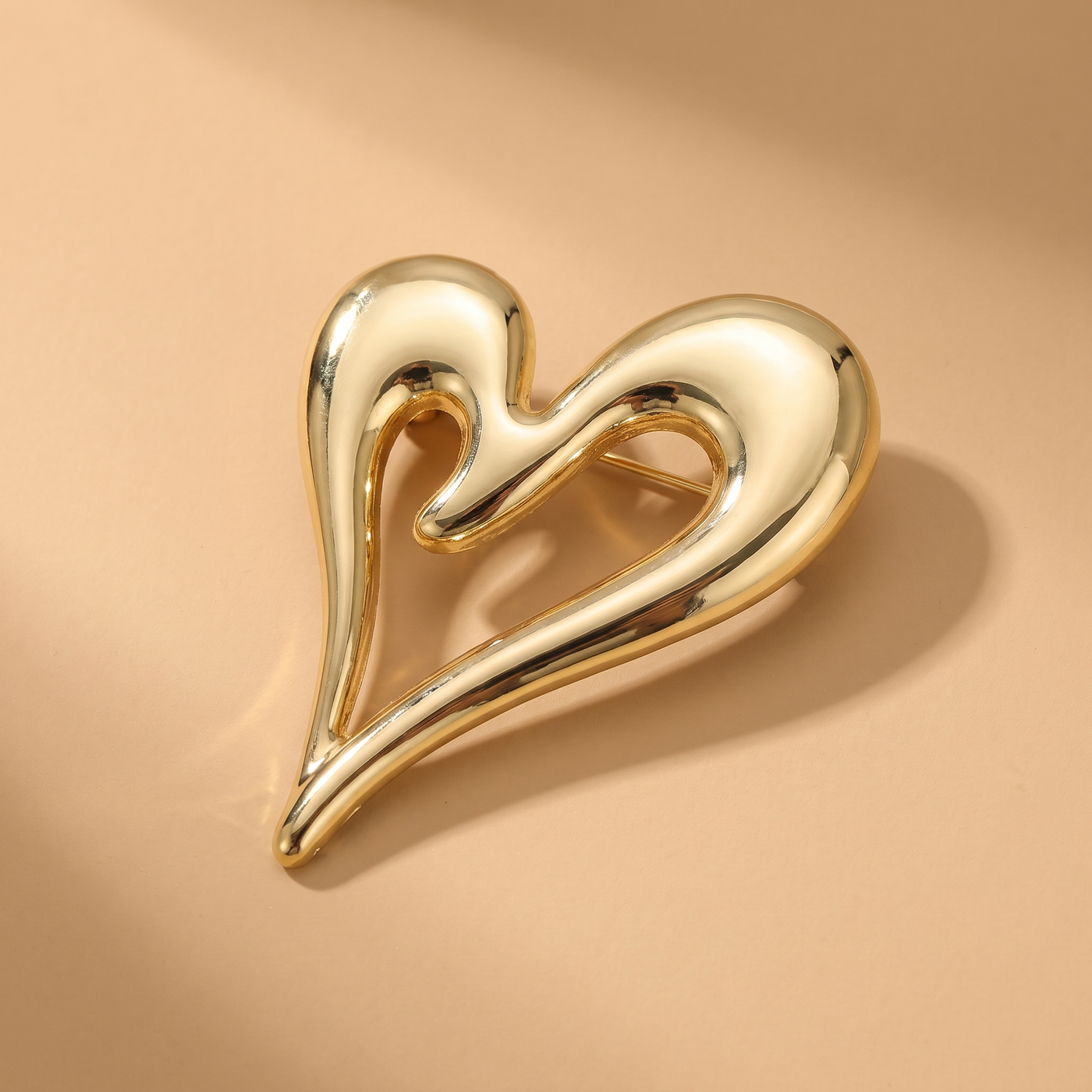 Broche Cœur, bijou fantaisie vintage Alyvoa portée sur un revers · Doré