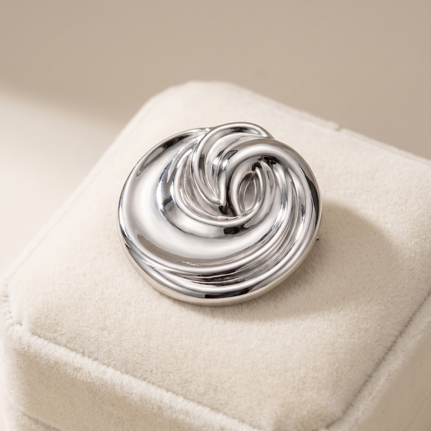 Broche Nœud en acier, bijou vintage Alyvoa présentée sur un coussin · Argenté