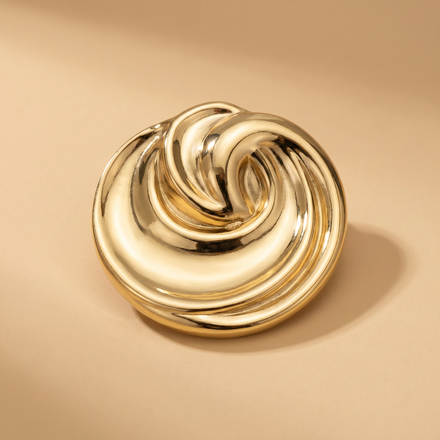 Broche Nœud en acier, bijou vintage Alyvoa portée sur un revers · Doré