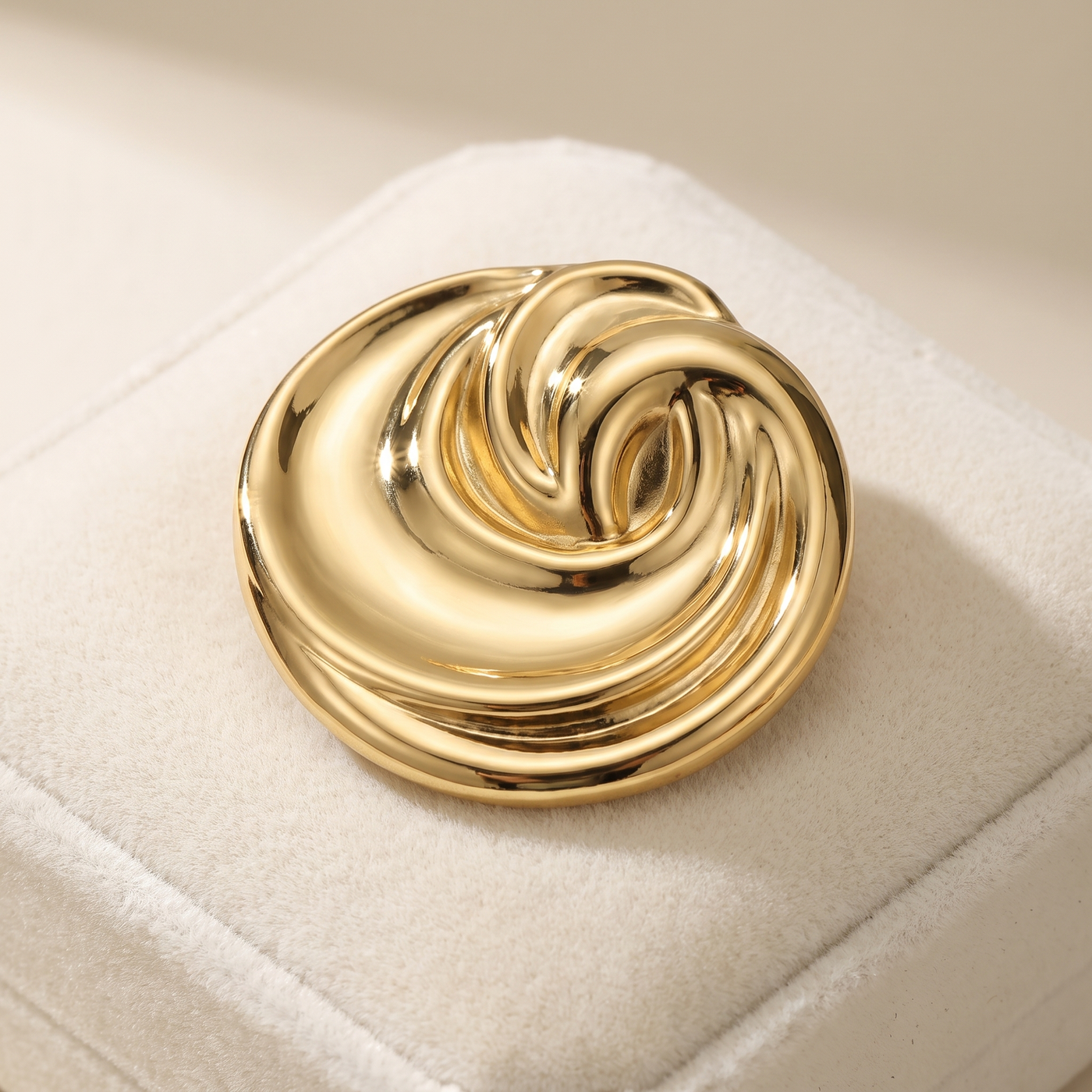 Broche Nœud en acier, bijou vintage Alyvoa vue en gros plan · Doré