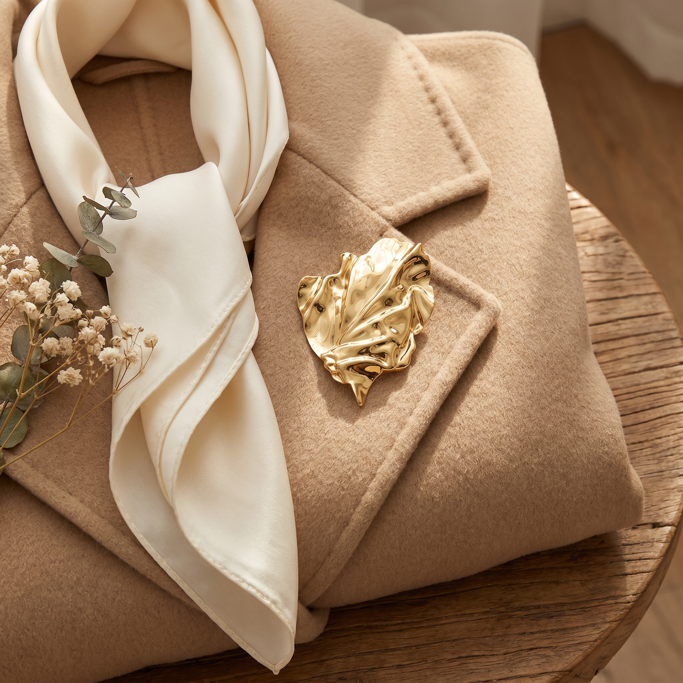 Broche Feuille en acier, bijou vintage Alyvoa tenue à la main · Argenté
