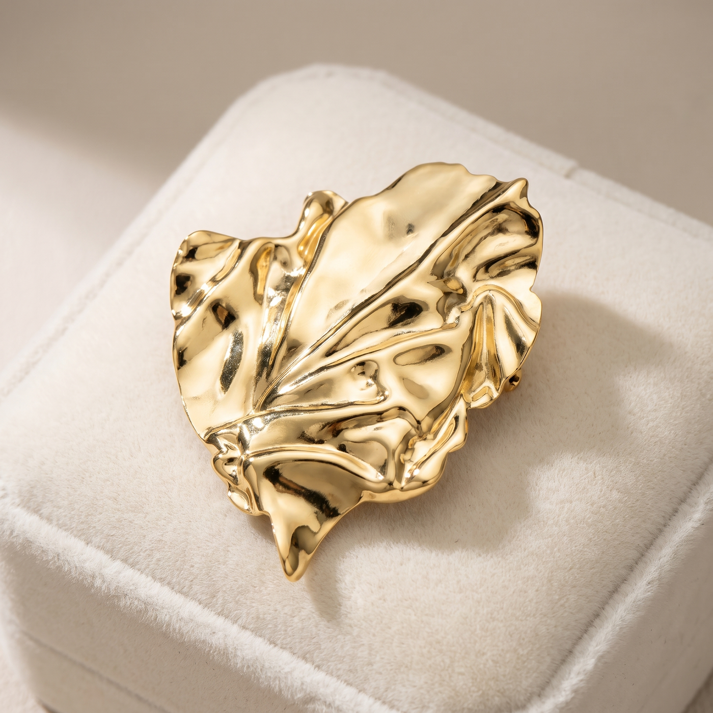 Broche Feuille en acier, bijou vintage Alyvoa présentée sur un coussin · Argenté