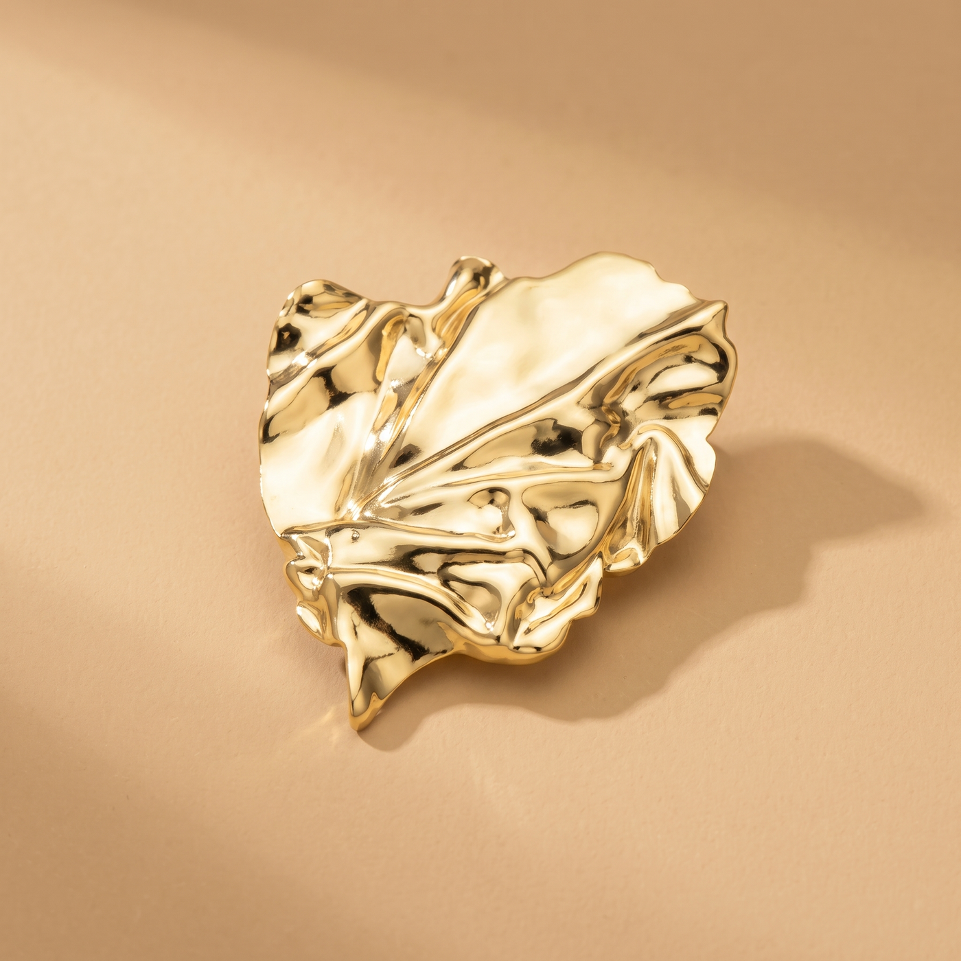 Broche Feuille en acier, bijou vintage Alyvoa portée sur un revers · Doré