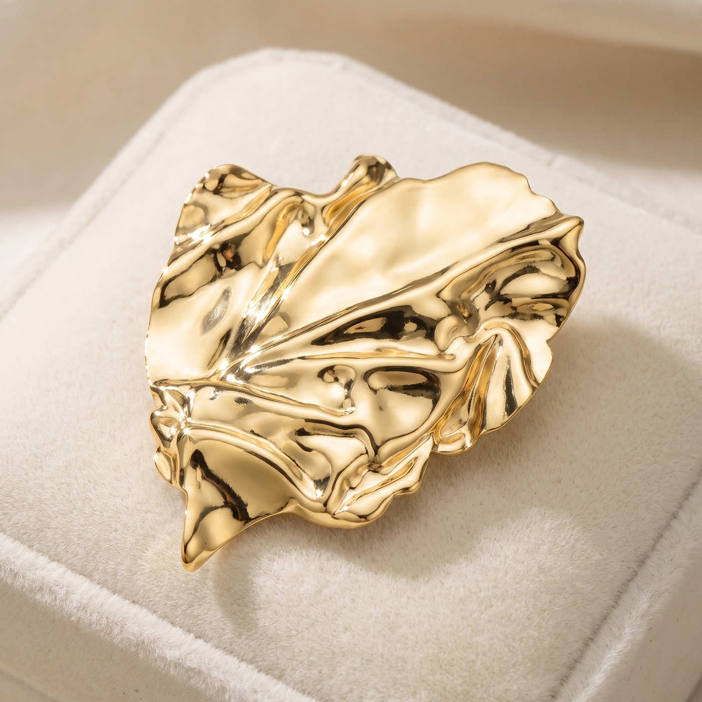 Broche Feuille en acier, bijou vintage Alyvoa vue en gros plan · Doré