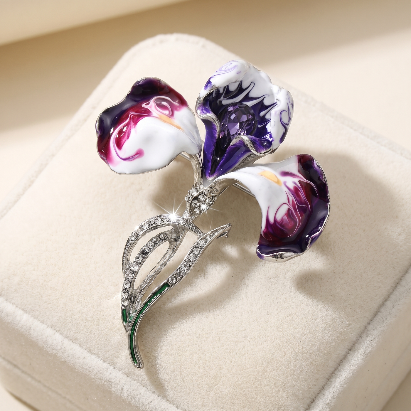 Broche Orchidée en cristal, bijou vintage Alyvoa tenue à la main