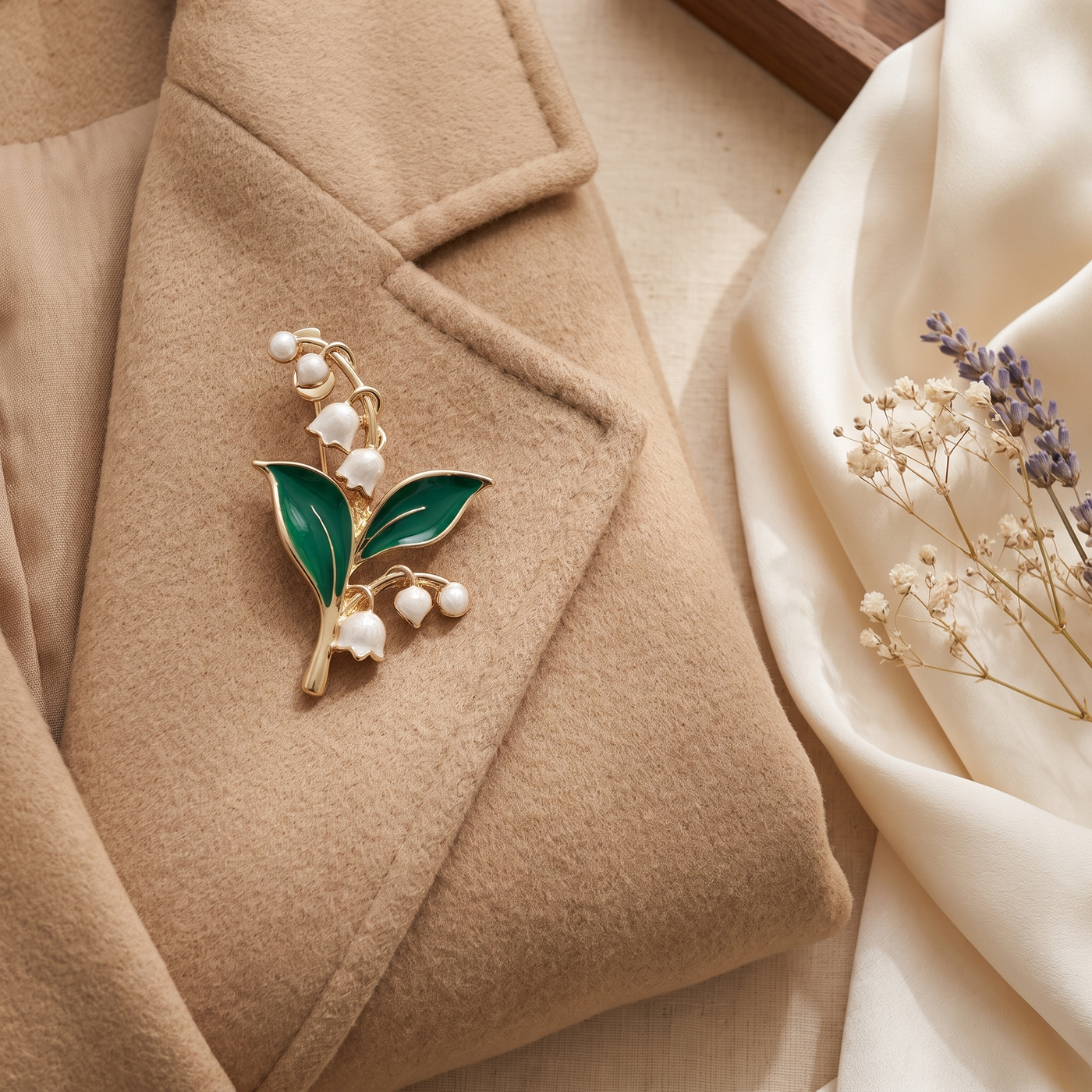 Broche Lys en émail, bijou vintage Alyvoa portée sur un revers