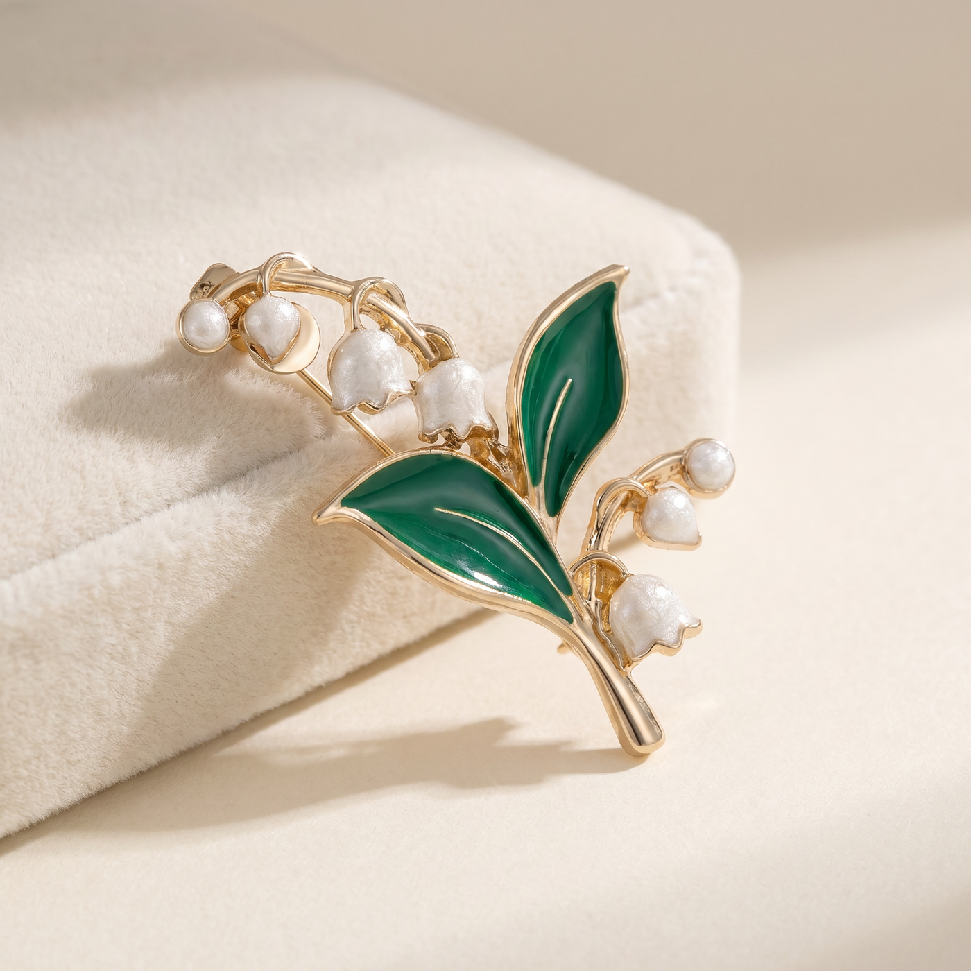 Broche Lys en émail, bijou vintage Alyvoa tenue à la main