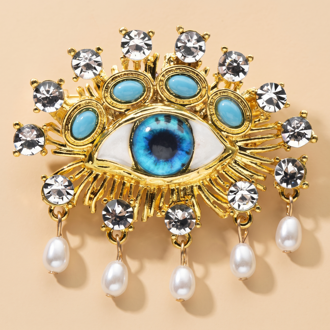 Broche Œil en perles & cristal, bijou vintage Alyvoa portée sur un revers · Bleu