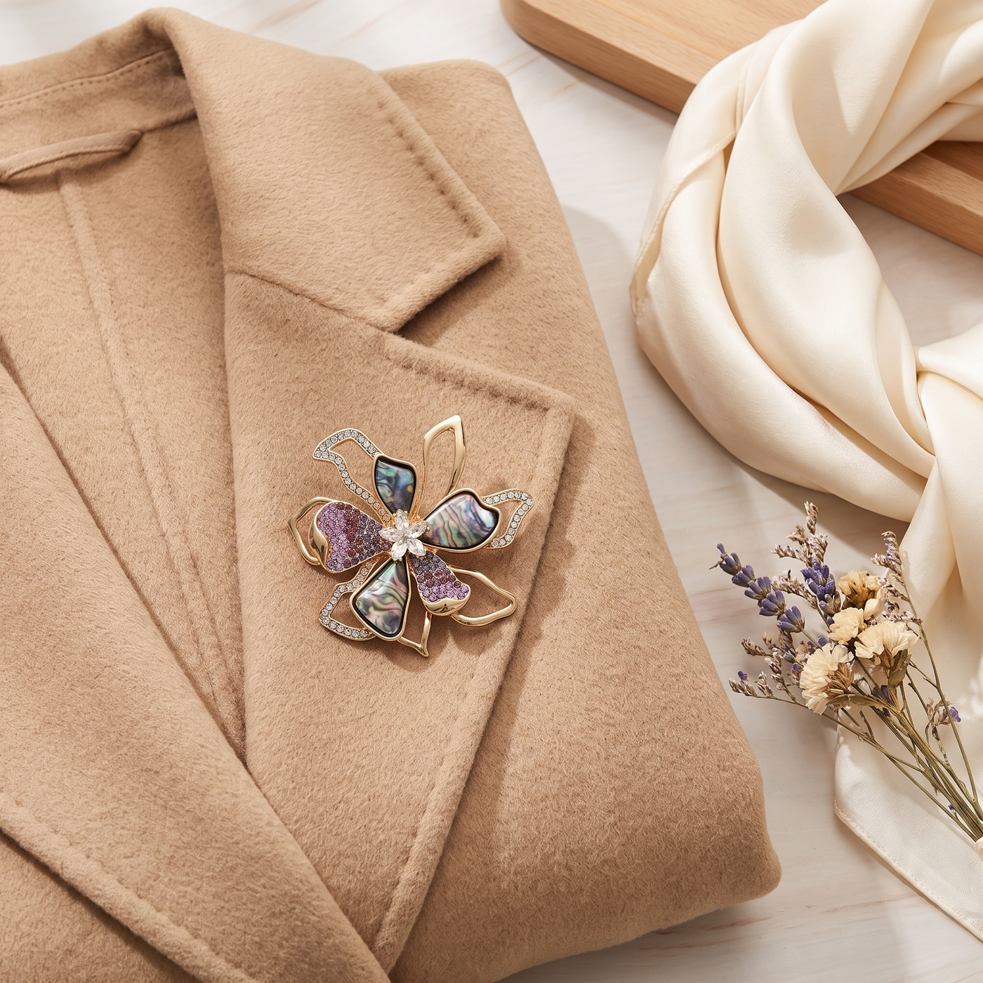 Broche Fleur en cristal, bijou vintage Alyvoa portée sur un revers