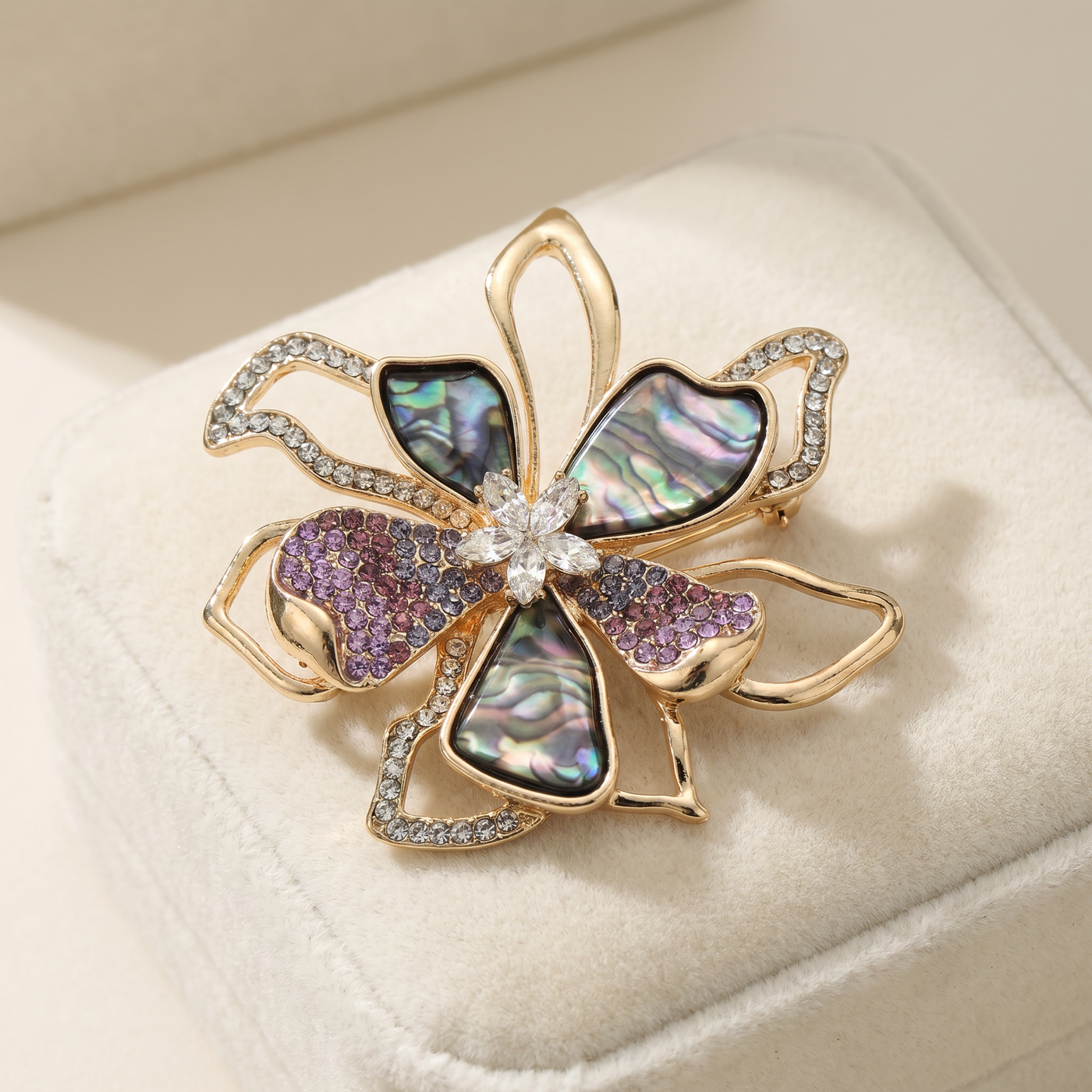 Broche Fleur en cristal, bijou vintage Alyvoa tenue à la main