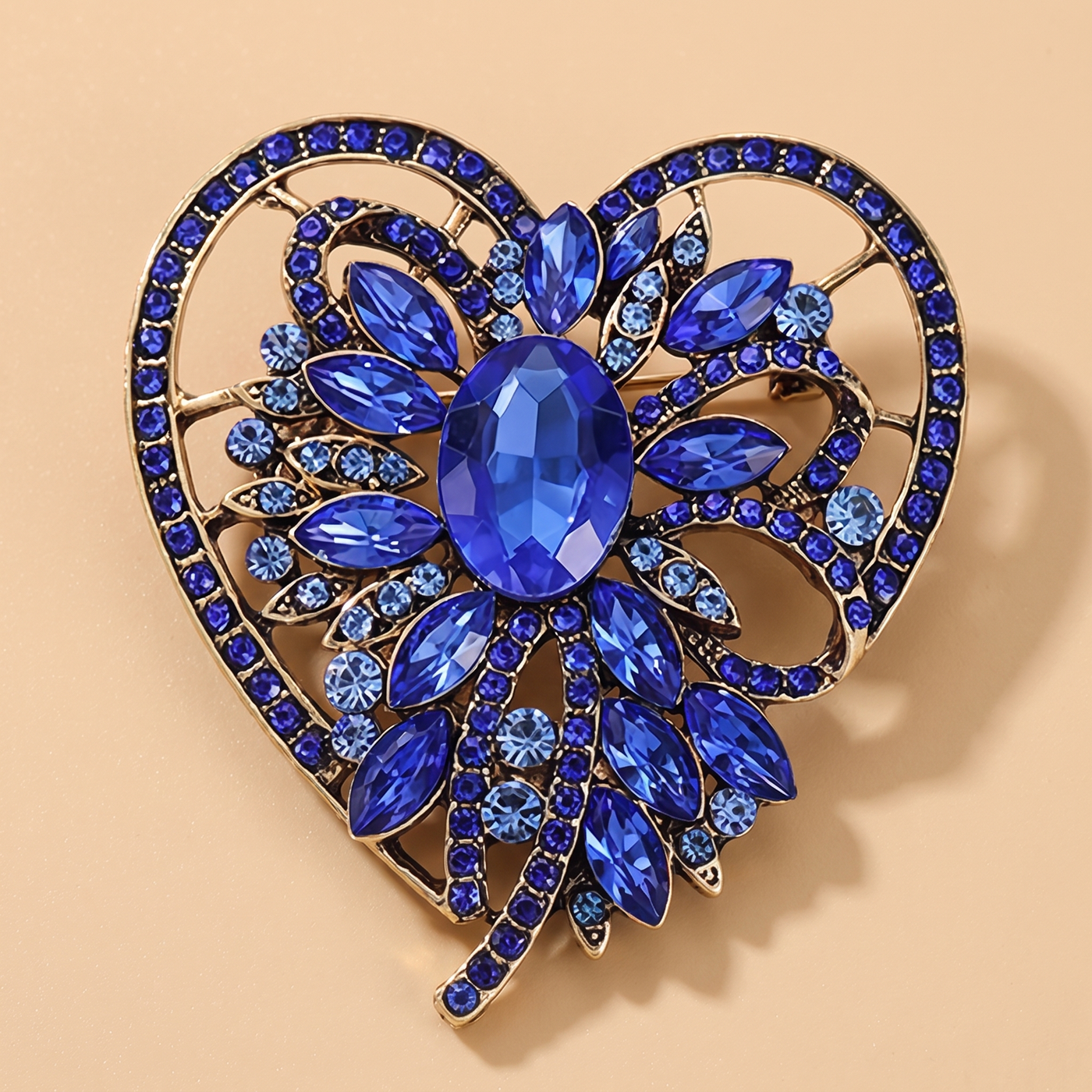 Broche Cœur en cristal, bijou vintage Alyvoa portée sur un revers · Bleu