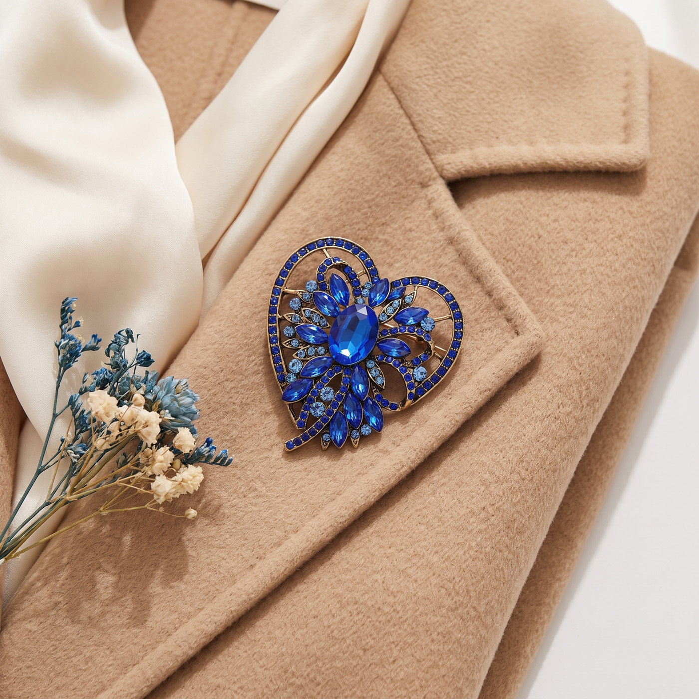 Broche Cœur en cristal, bijou vintage Alyvoa en situation · Bleu