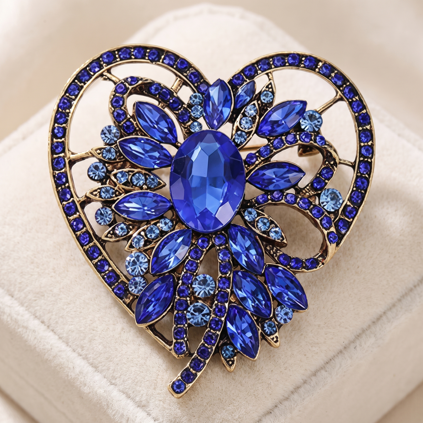 Broche Cœur en cristal, bijou vintage Alyvoa vue en gros plan · Bleu