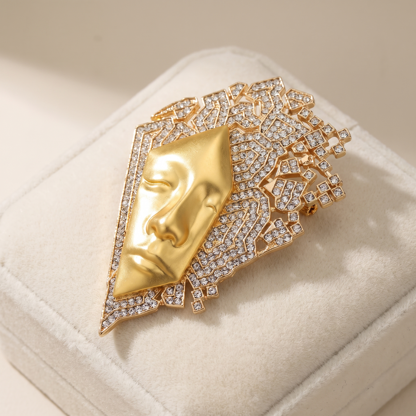 Broche Portrait en cristal, bijou vintage Alyvoa tenue à la main
