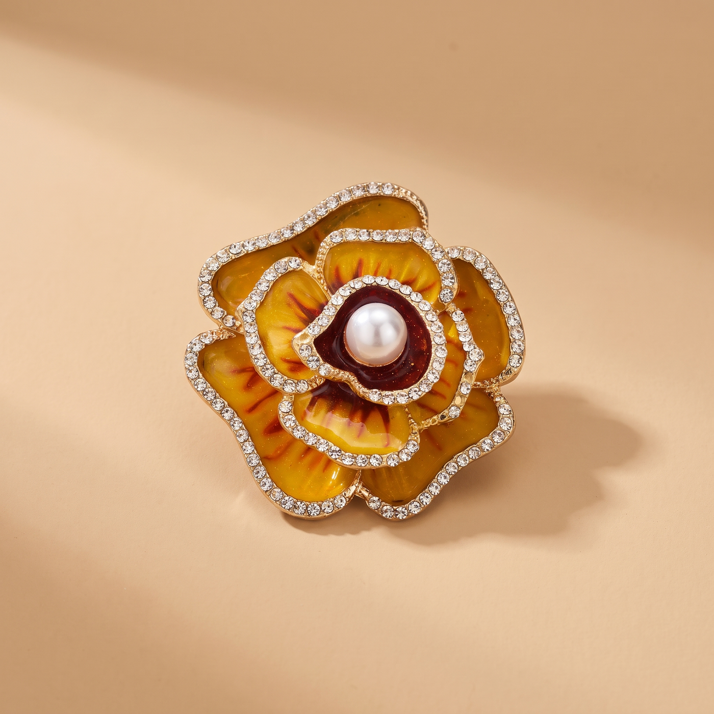 Broche Camélia en émail, bijou vintage Alyvoa · Jaune