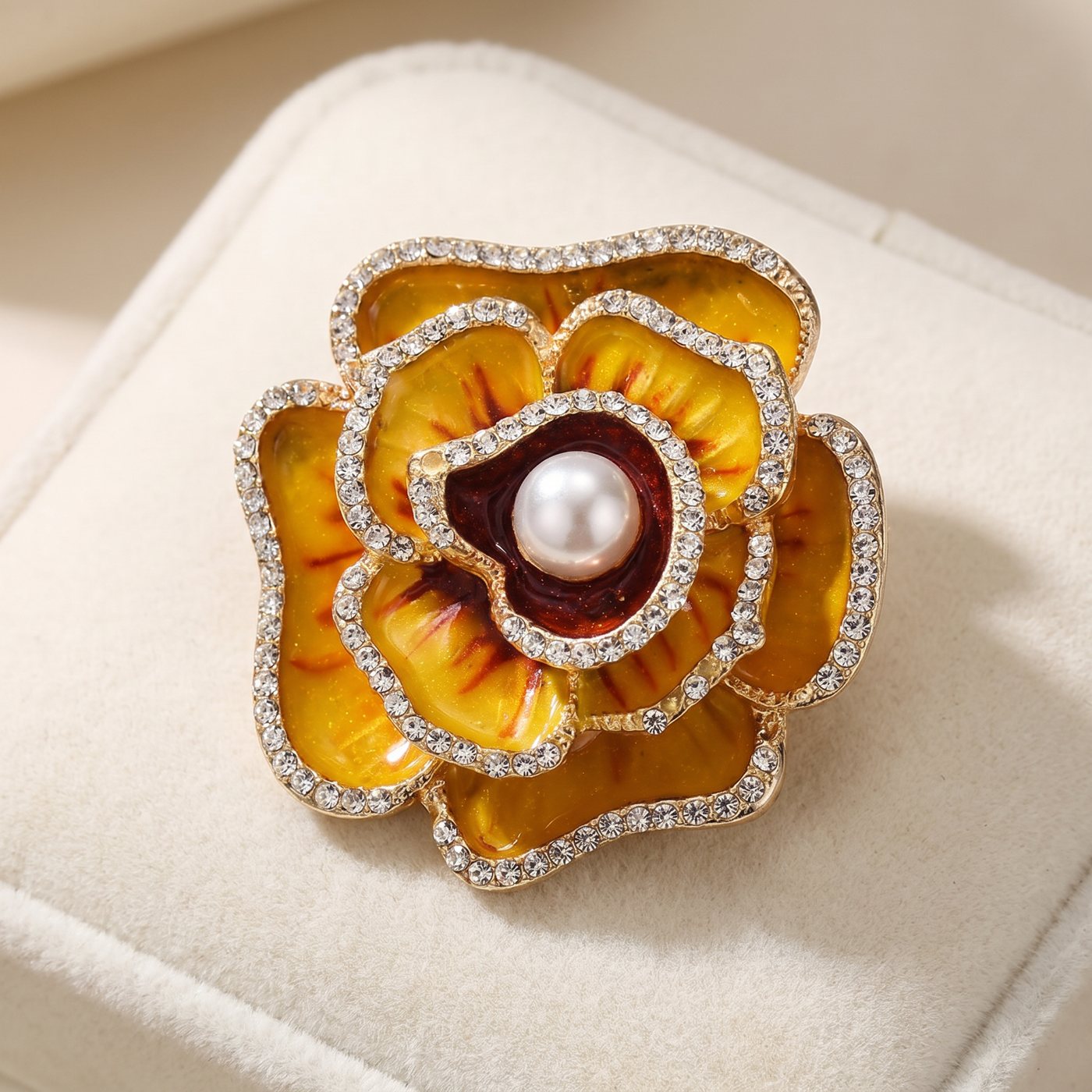 Broche Camélia en émail, bijou vintage Alyvoa tenue à la main · Jaune