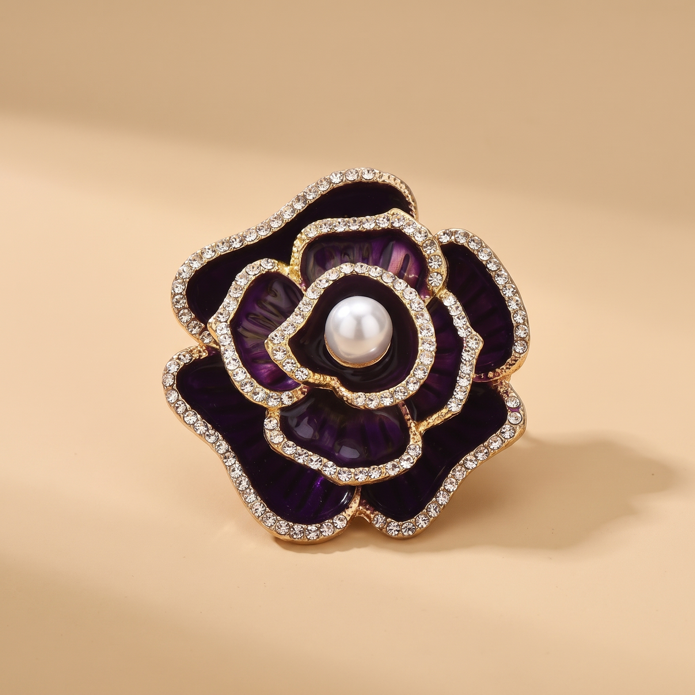 Broche Camélia en émail, bijou vintage Alyvoa portée sur un revers · Violet