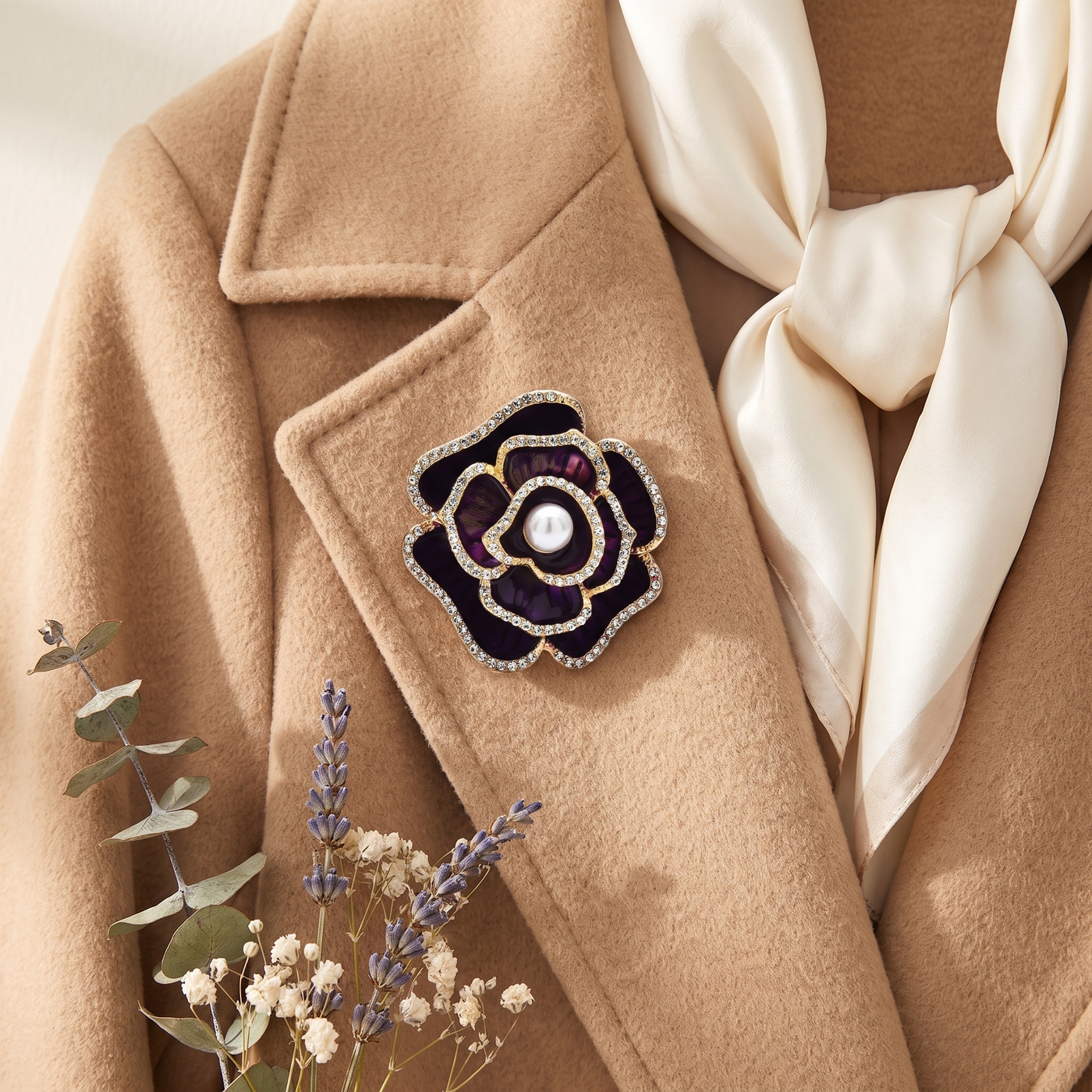 Broche Camélia en émail, bijou vintage Alyvoa vue en gros plan · Violet