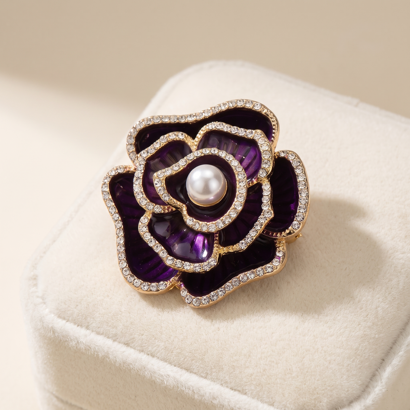Broche Camélia en émail, bijou vintage Alyvoa en situation · Violet