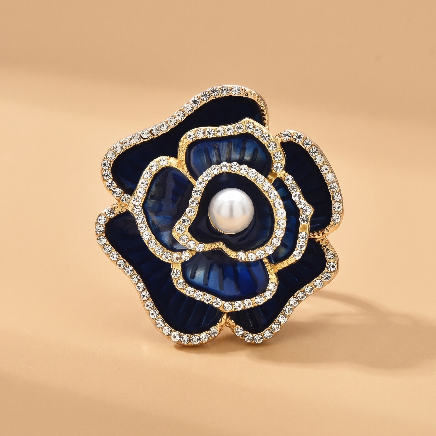 Broche Camélia en émail, bijou vintage Alyvoa en situation · Bleu