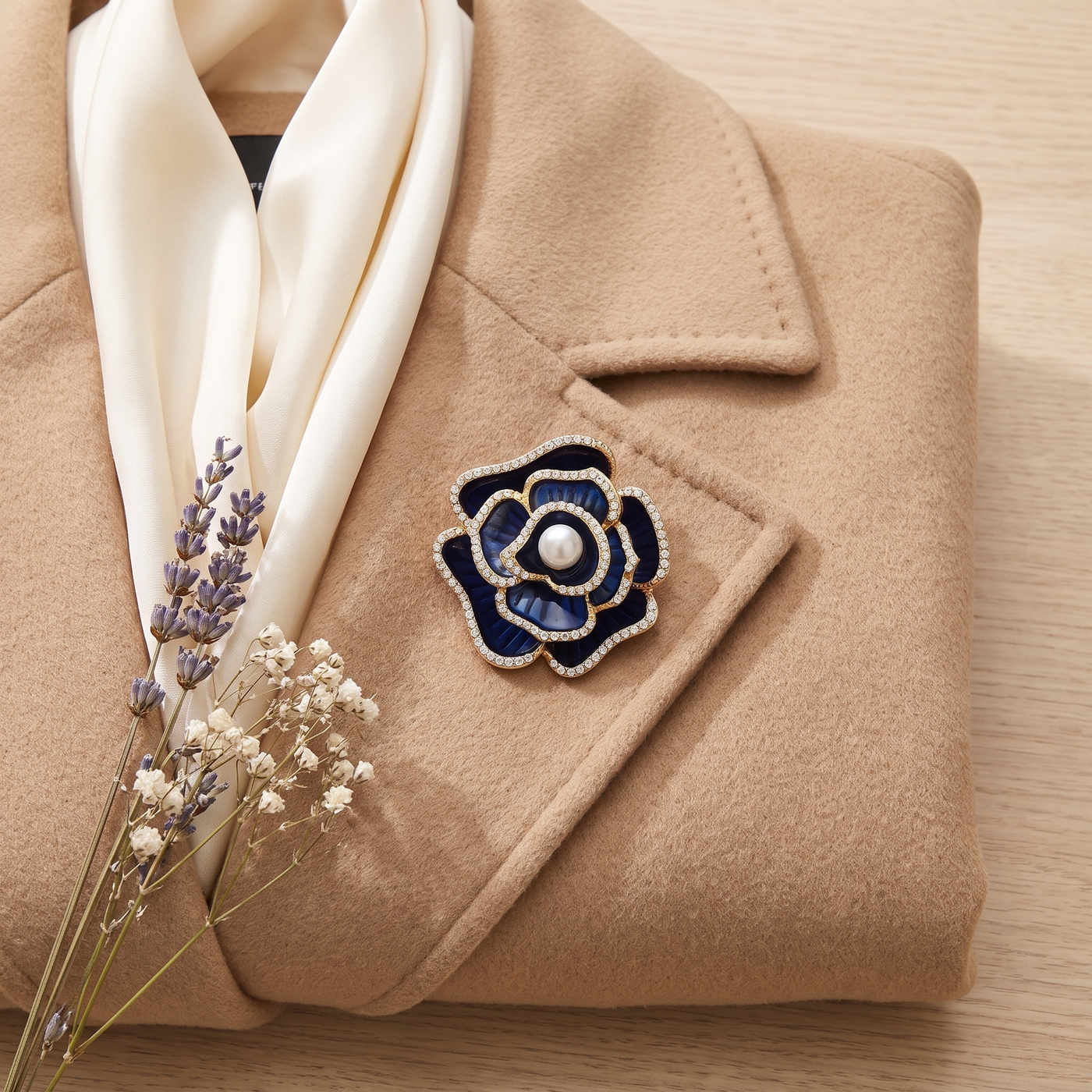 Broche Camélia en émail, bijou vintage Alyvoa portée sur un revers · Bleu