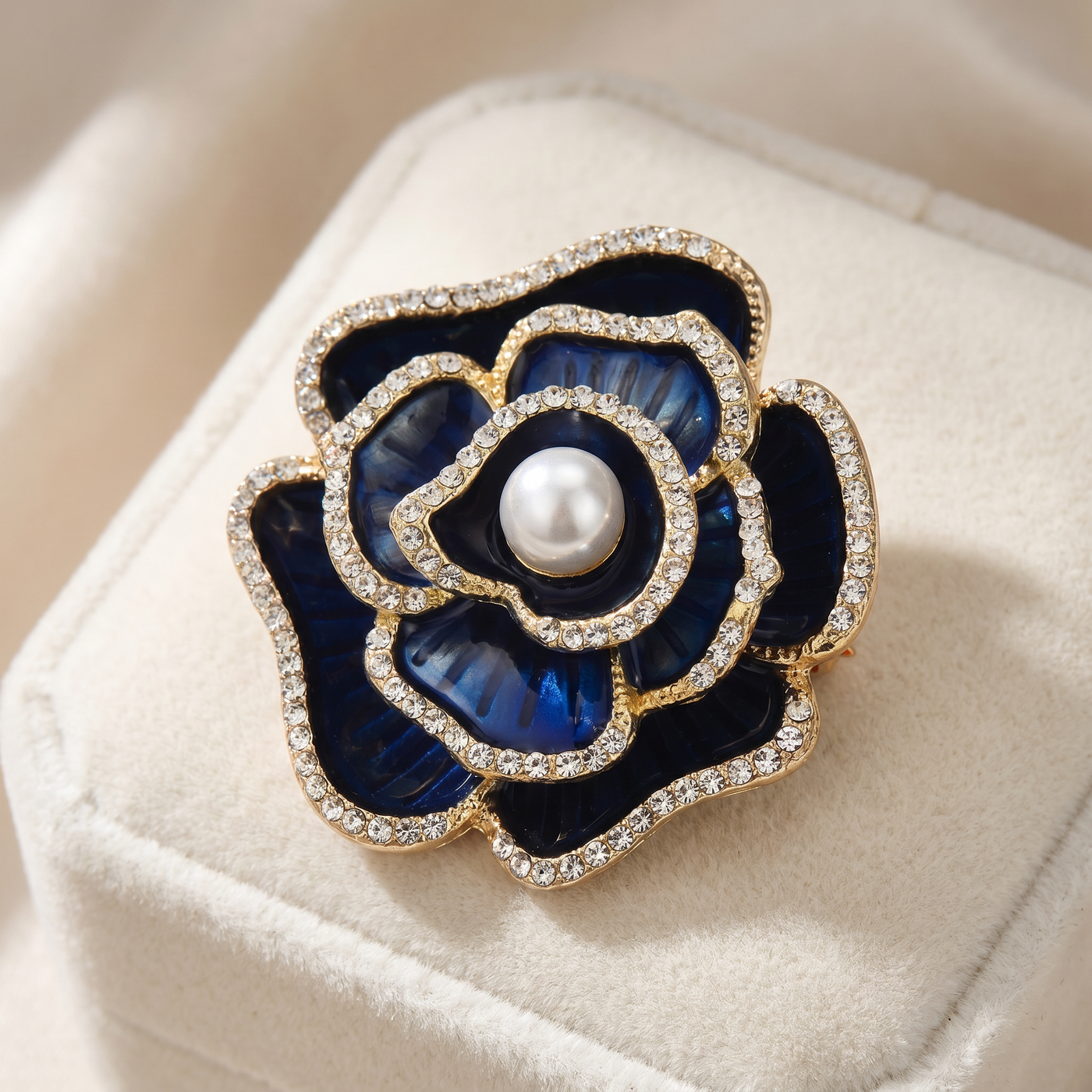 Broche Camélia en émail, bijou vintage Alyvoa vue en gros plan · Bleu