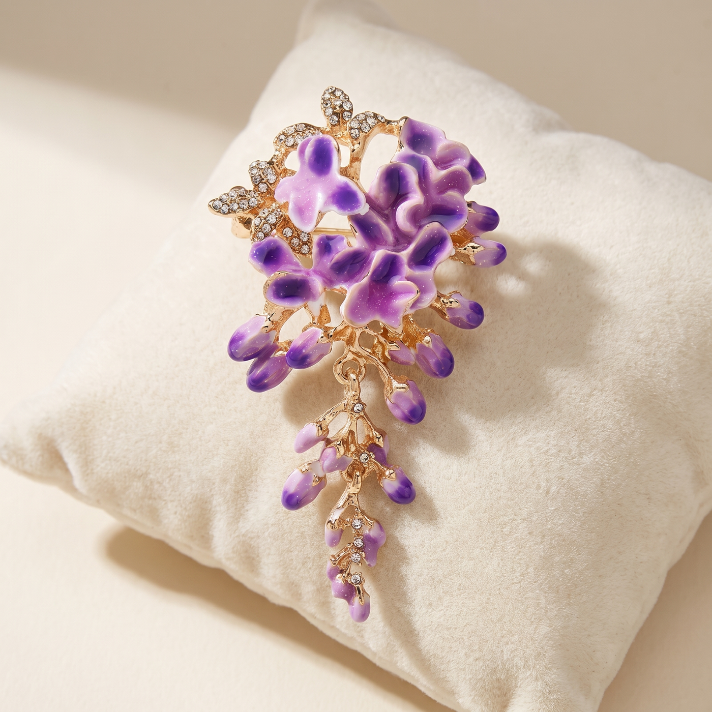 Broche Glycine en émail, bijou vintage Alyvoa tenue à la main