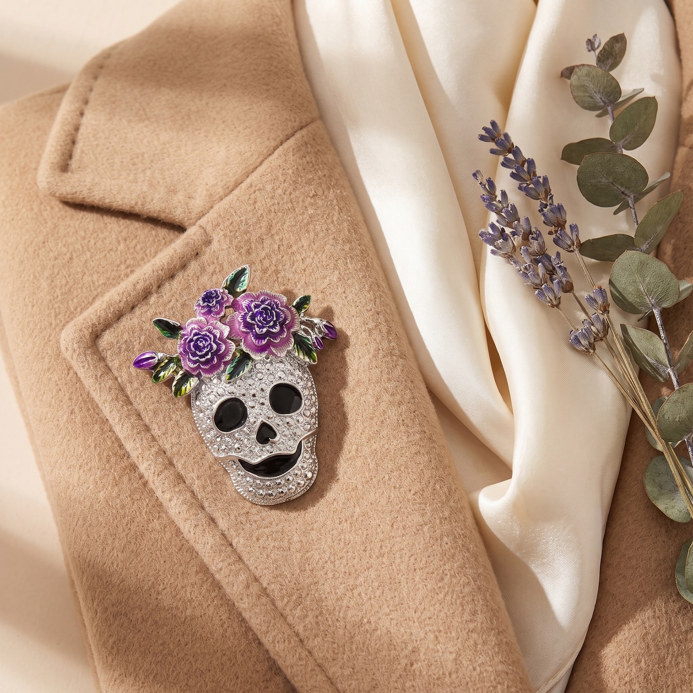 Broche Crâne en émail, bijou vintage Alyvoa tenue à la main