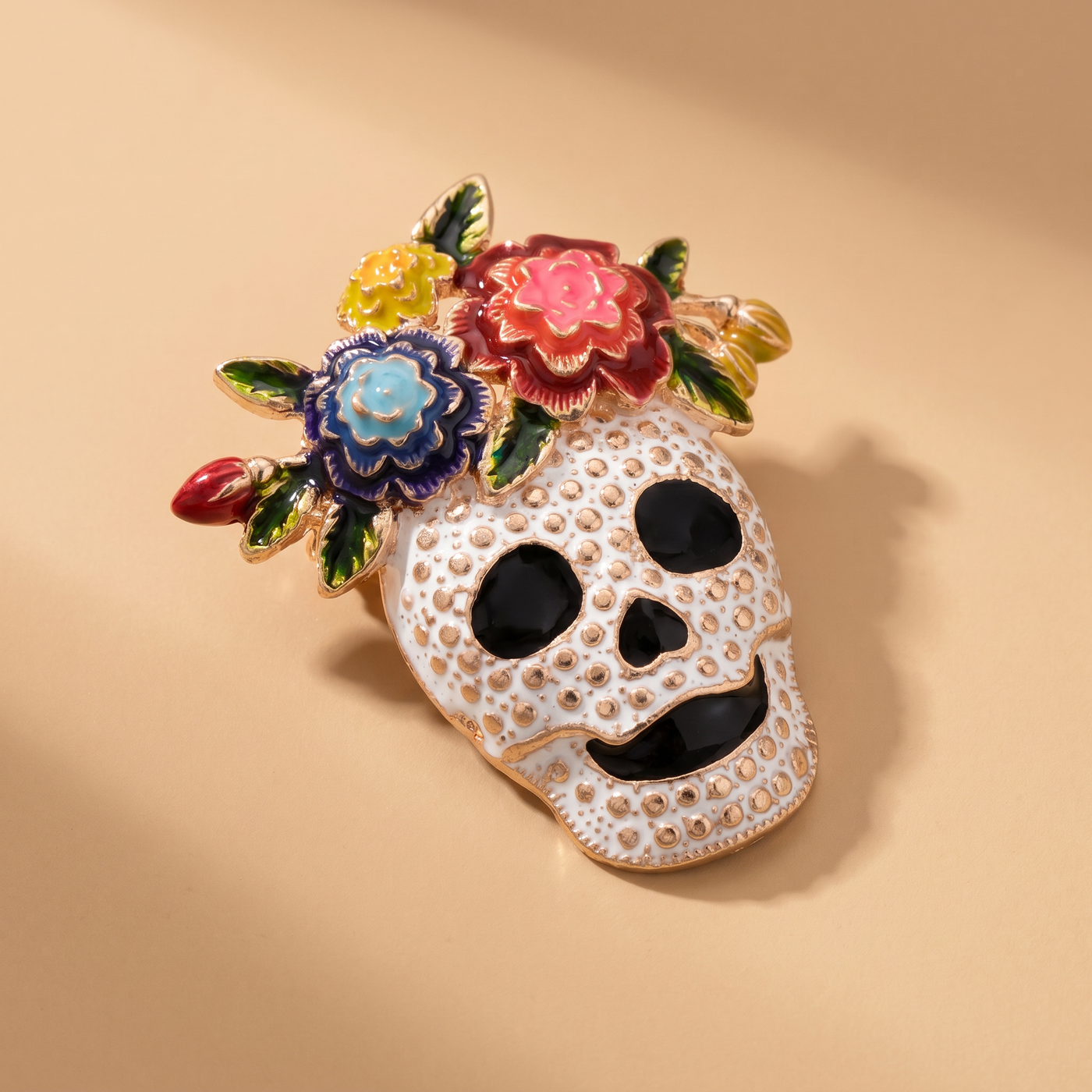 Broche Crâne en émail, bijou vintage Alyvoa portée sur un revers