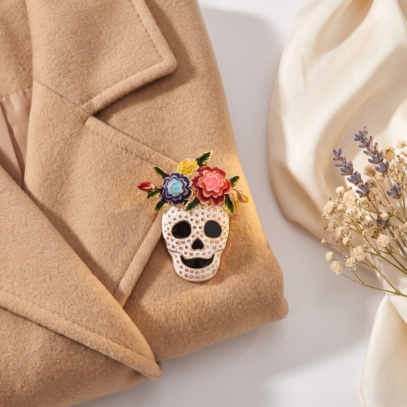 Broche Crâne en émail, bijou vintage Alyvoa en situation