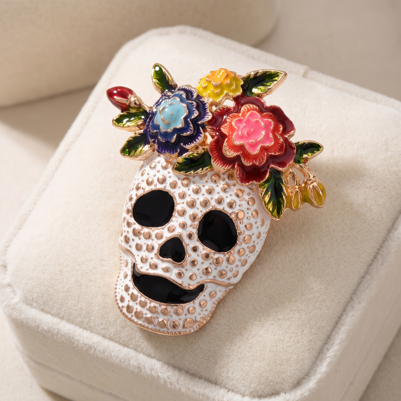 Broche Crâne en émail, bijou vintage Alyvoa vue en gros plan