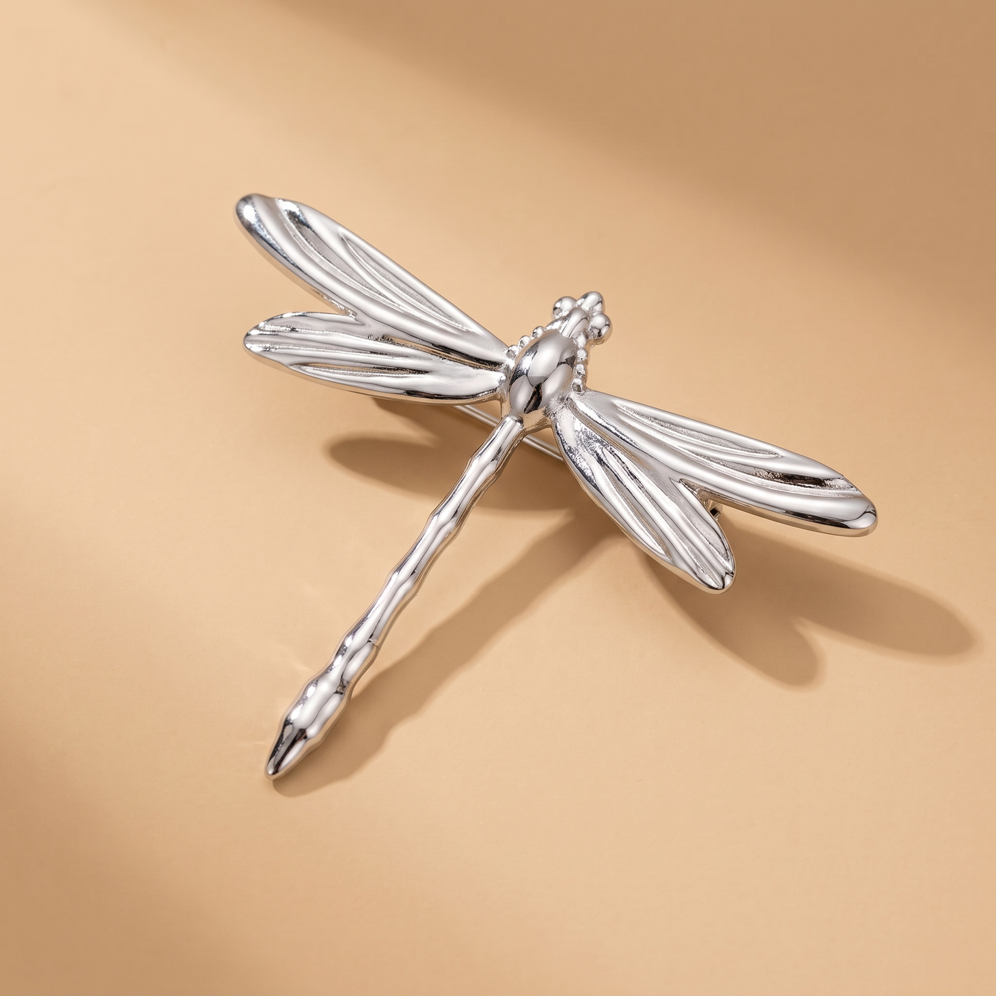 Broche Libellule, bijou fantaisie vintage Alyvoa portée sur un revers · Argenté