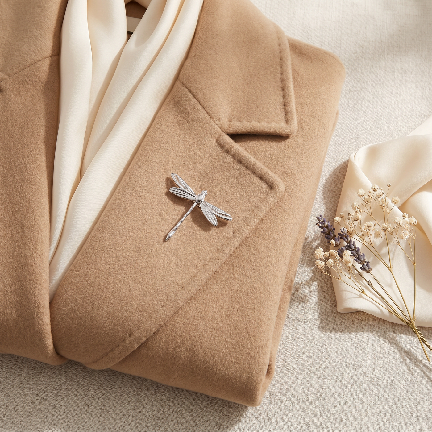 Broche Libellule, bijou fantaisie vintage Alyvoa en situation · Argenté
