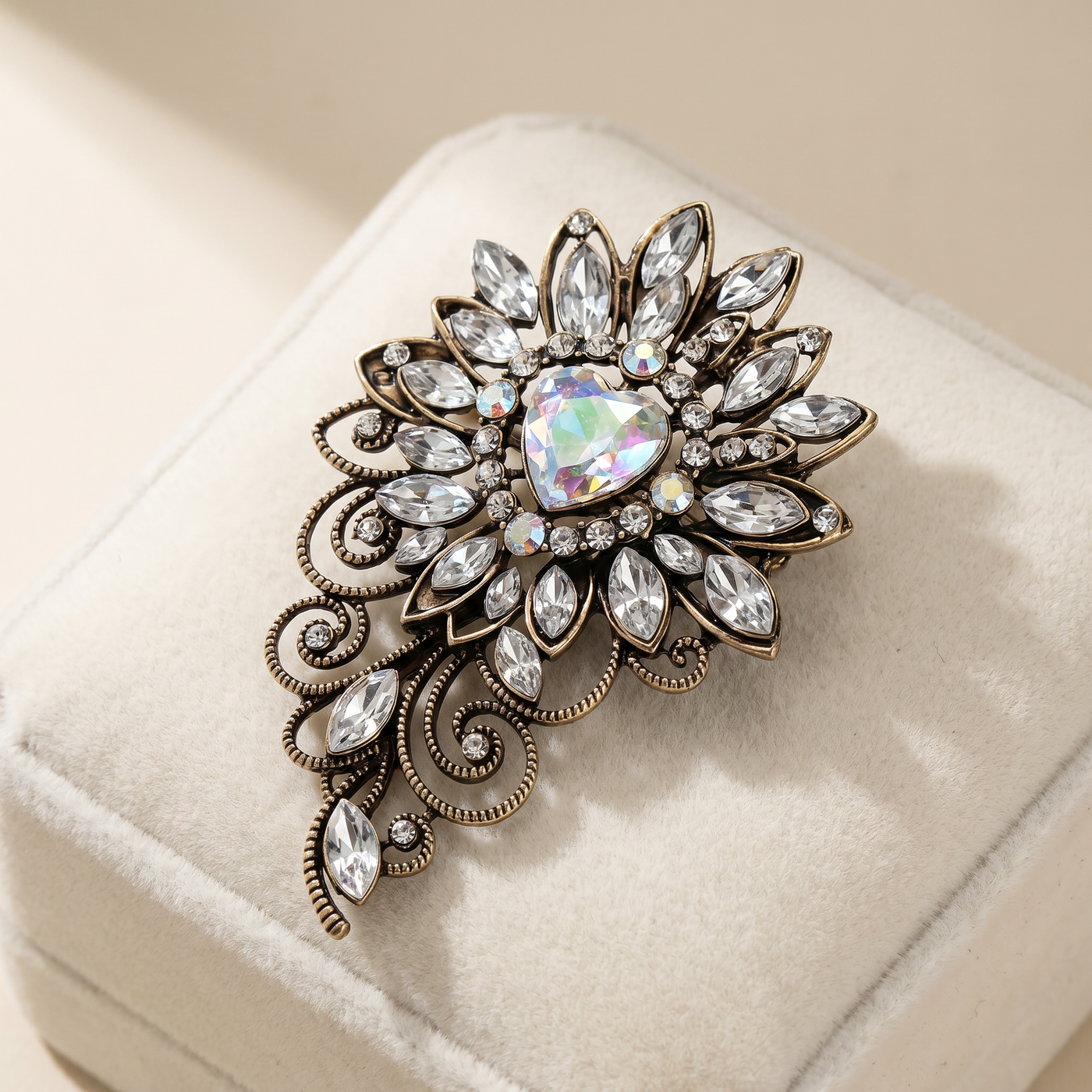 Broche Fleur en cristal, bijou vintage Alyvoa présentée sur un coussin · Blanc