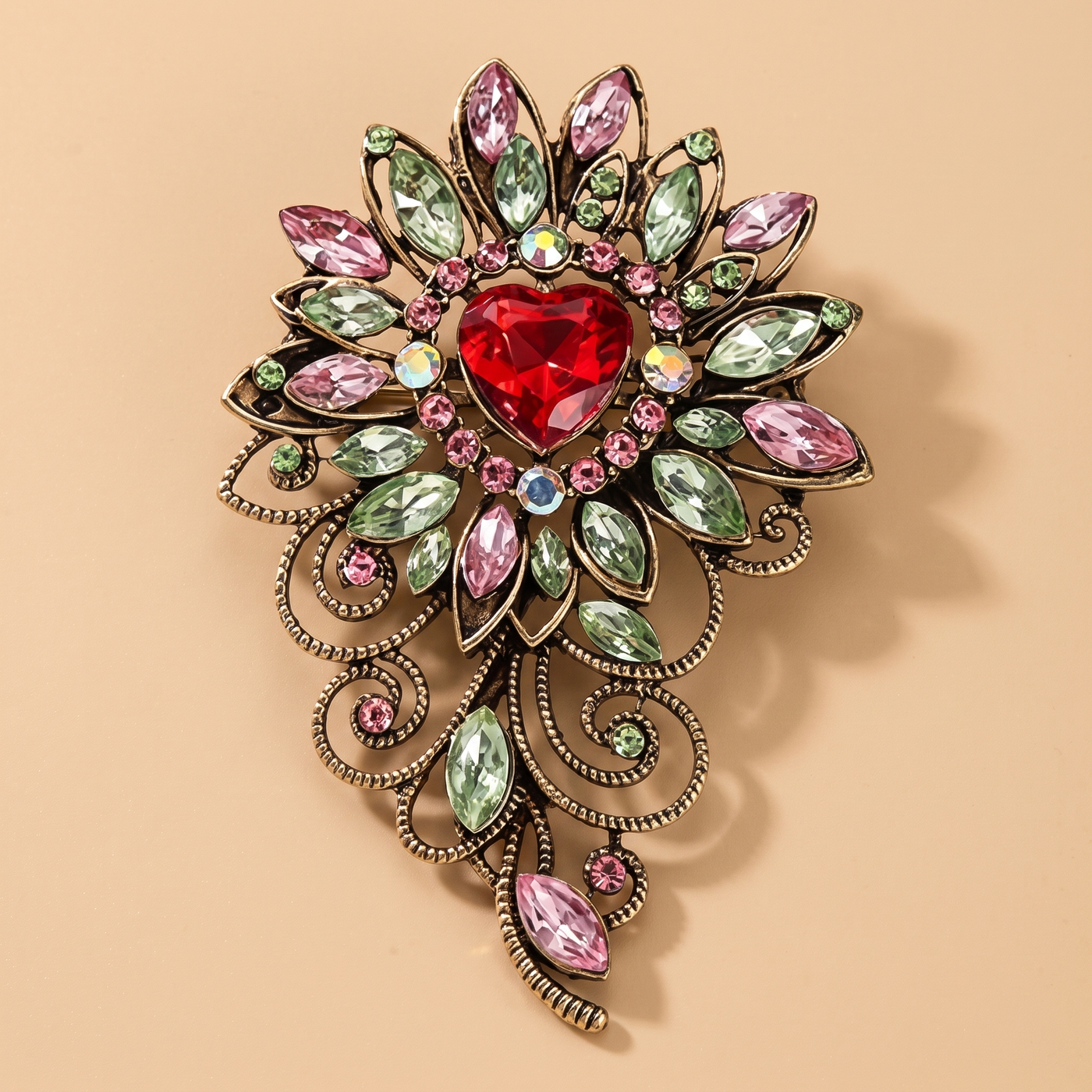 Broche Fleur en cristal, bijou vintage Alyvoa portée sur un revers · Rouge