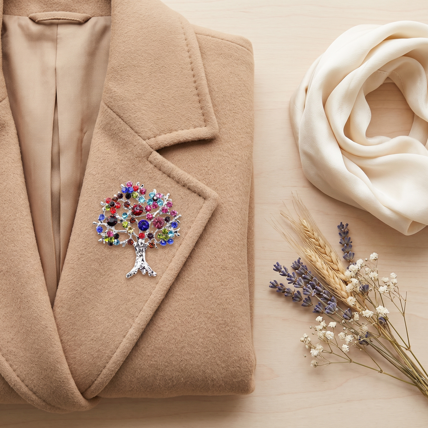 Broche Sapin en cristal, bijou vintage Alyvoa tenue à la main · Argenté