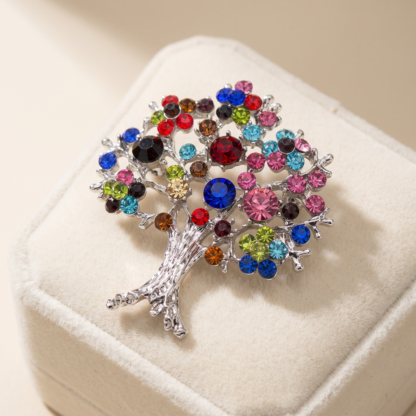 Broche Sapin en cristal, bijou vintage Alyvoa présentée sur un coussin · Argenté