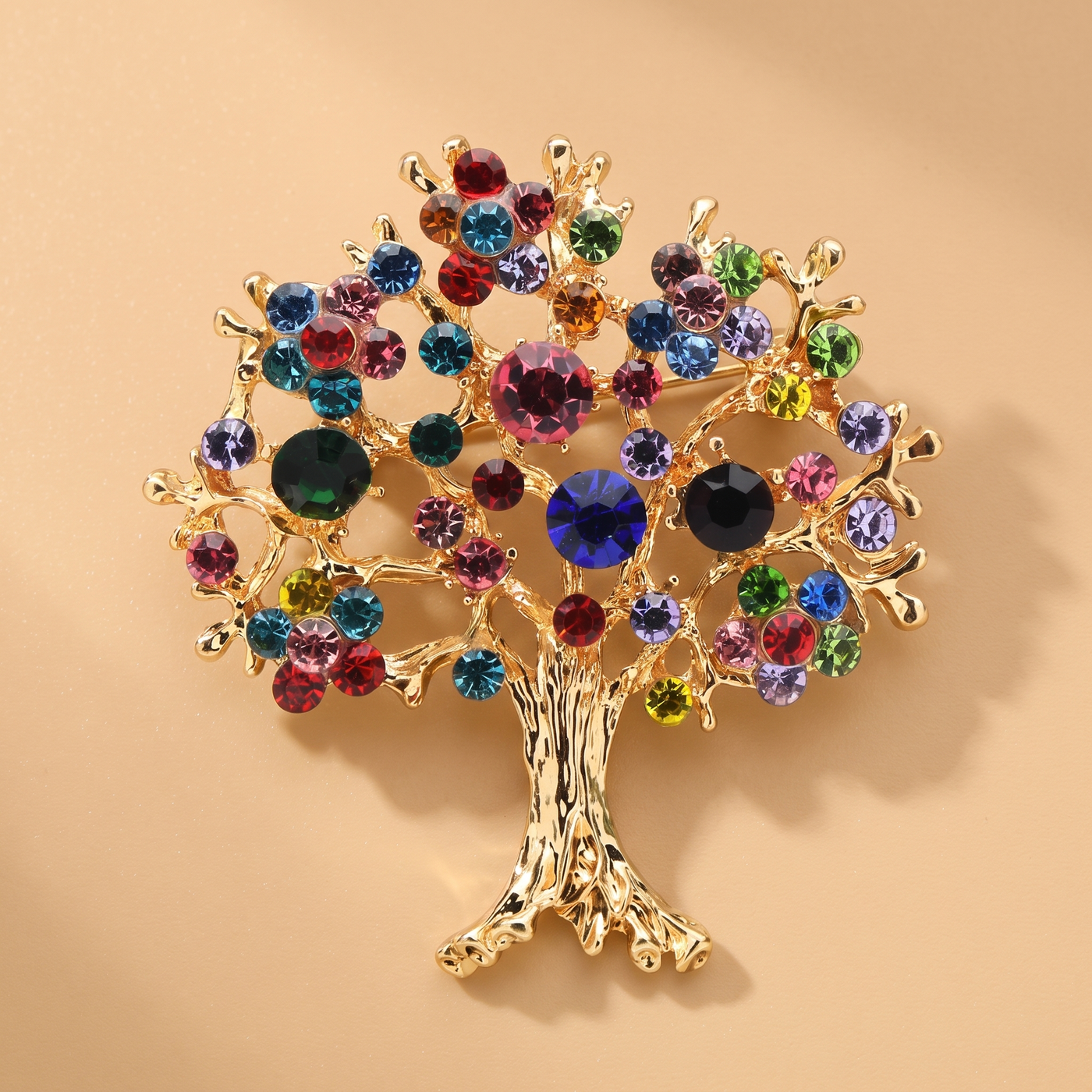 Broche Sapin en cristal, bijou vintage Alyvoa portée sur un revers · Doré